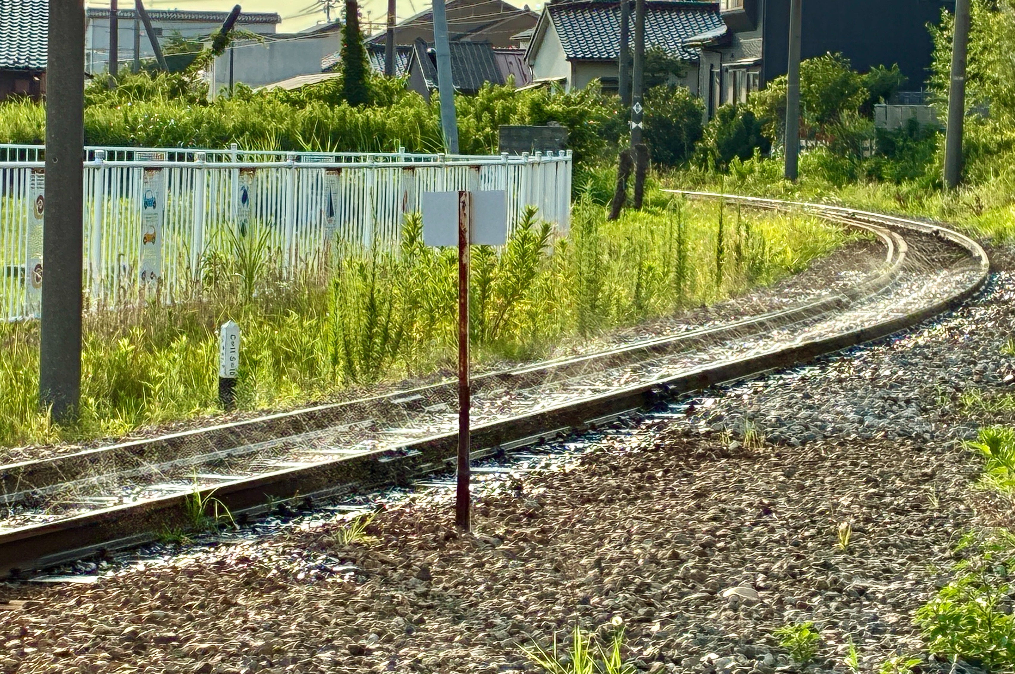 万葉線 越ノ潟駅付近 暑さによるレール湾曲対策による融雪装置の散水