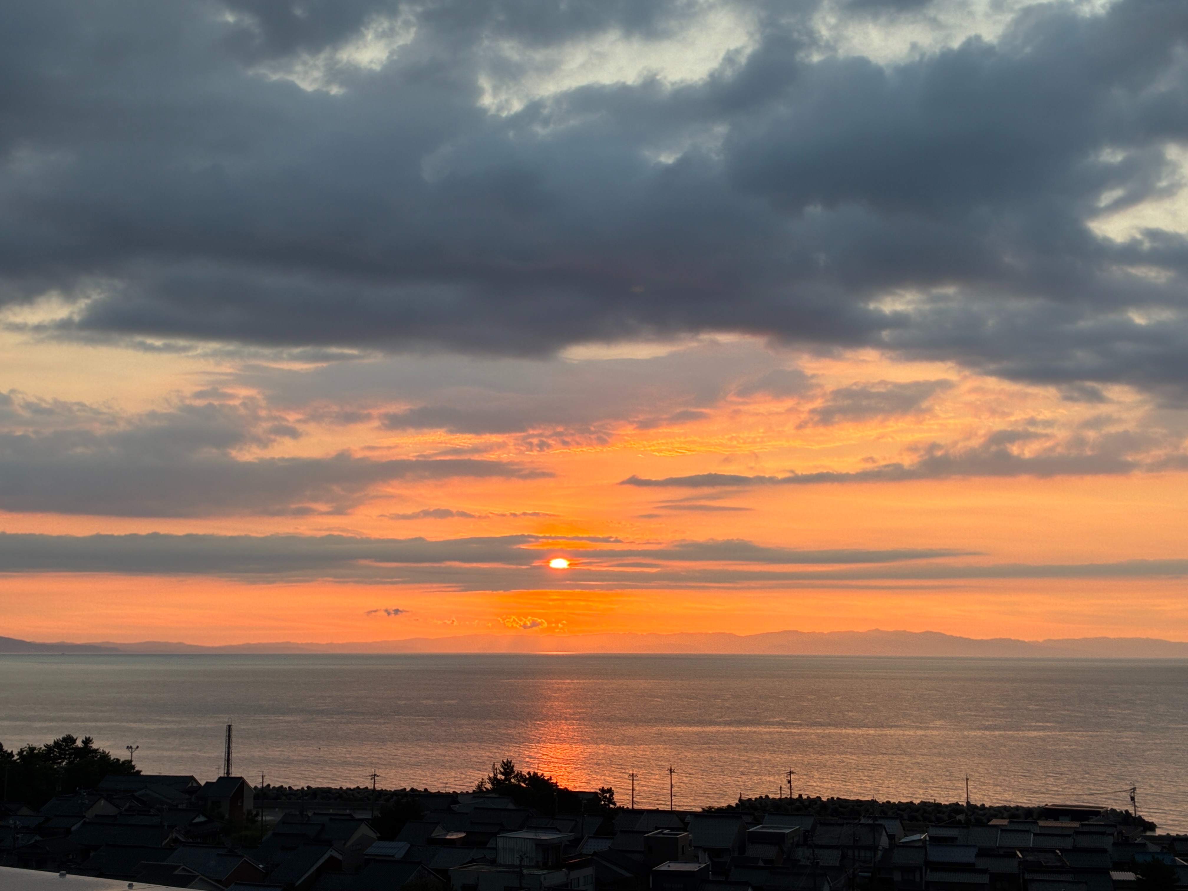 滑川市民交流プラザ 富山湾と能登半島へ沈む夕日