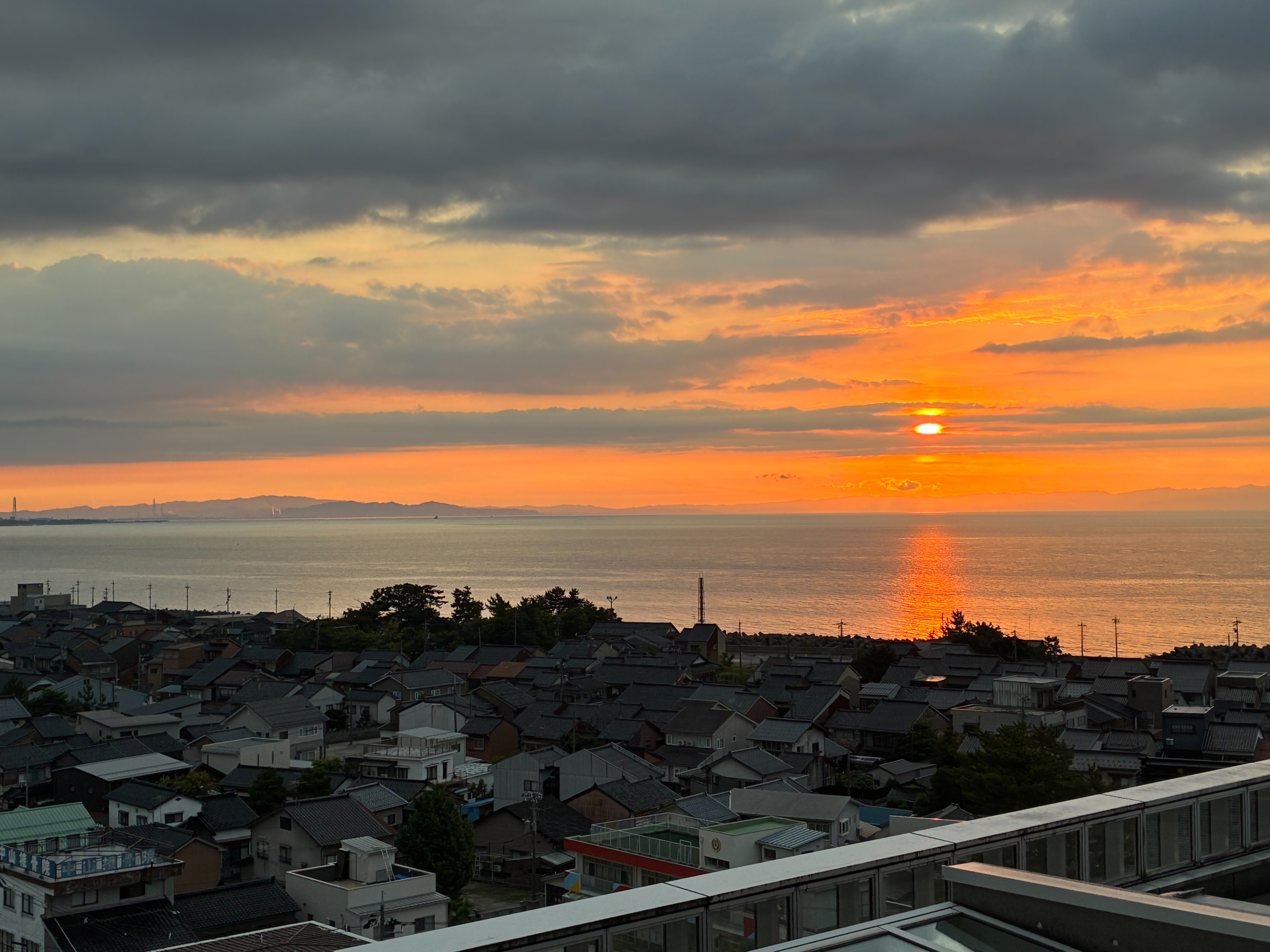 滑川市民交流プラザ 展望台から眺める富山湾の夕日