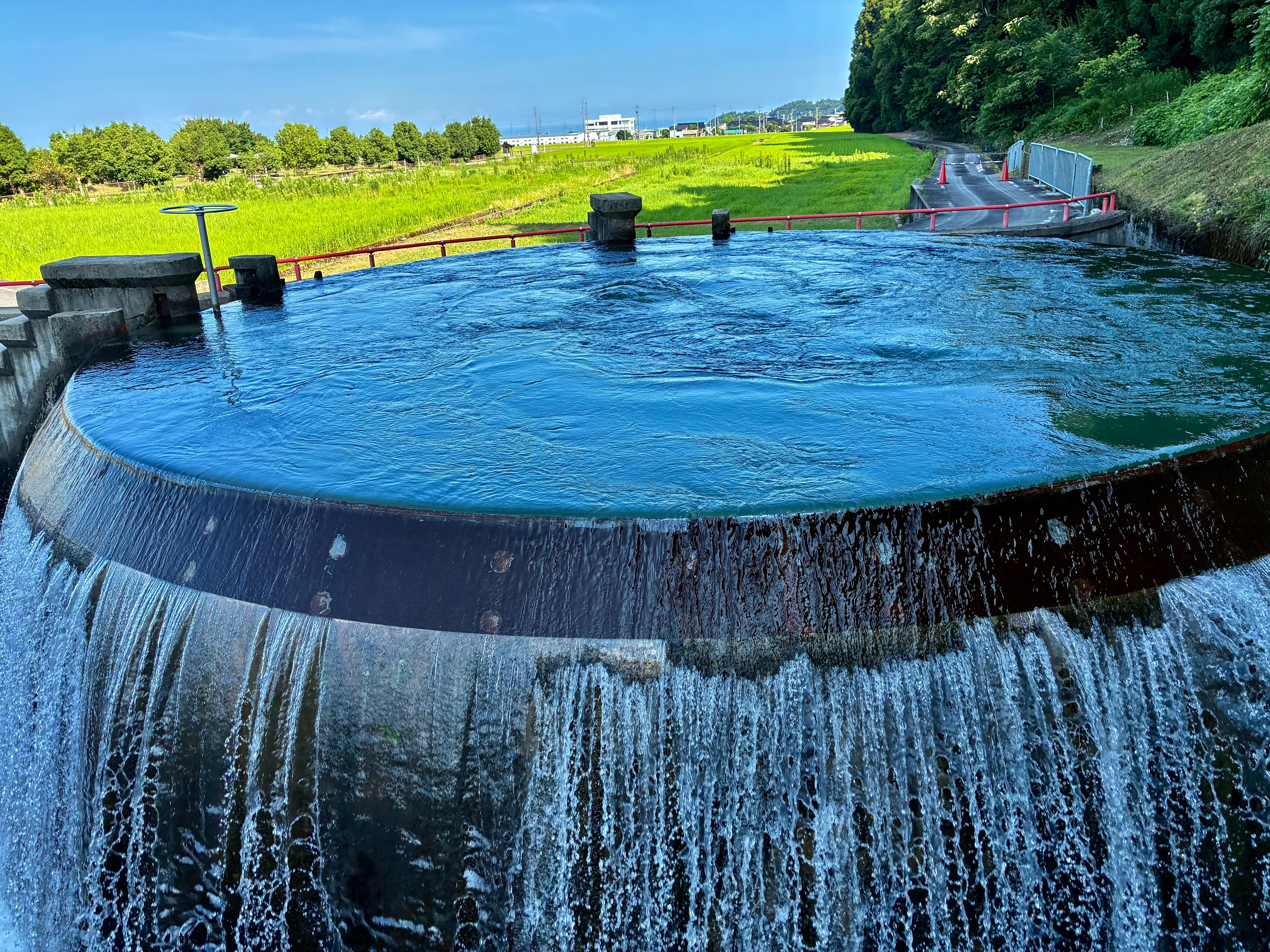 富山県魚津市 東山円筒分水槽と農村風景