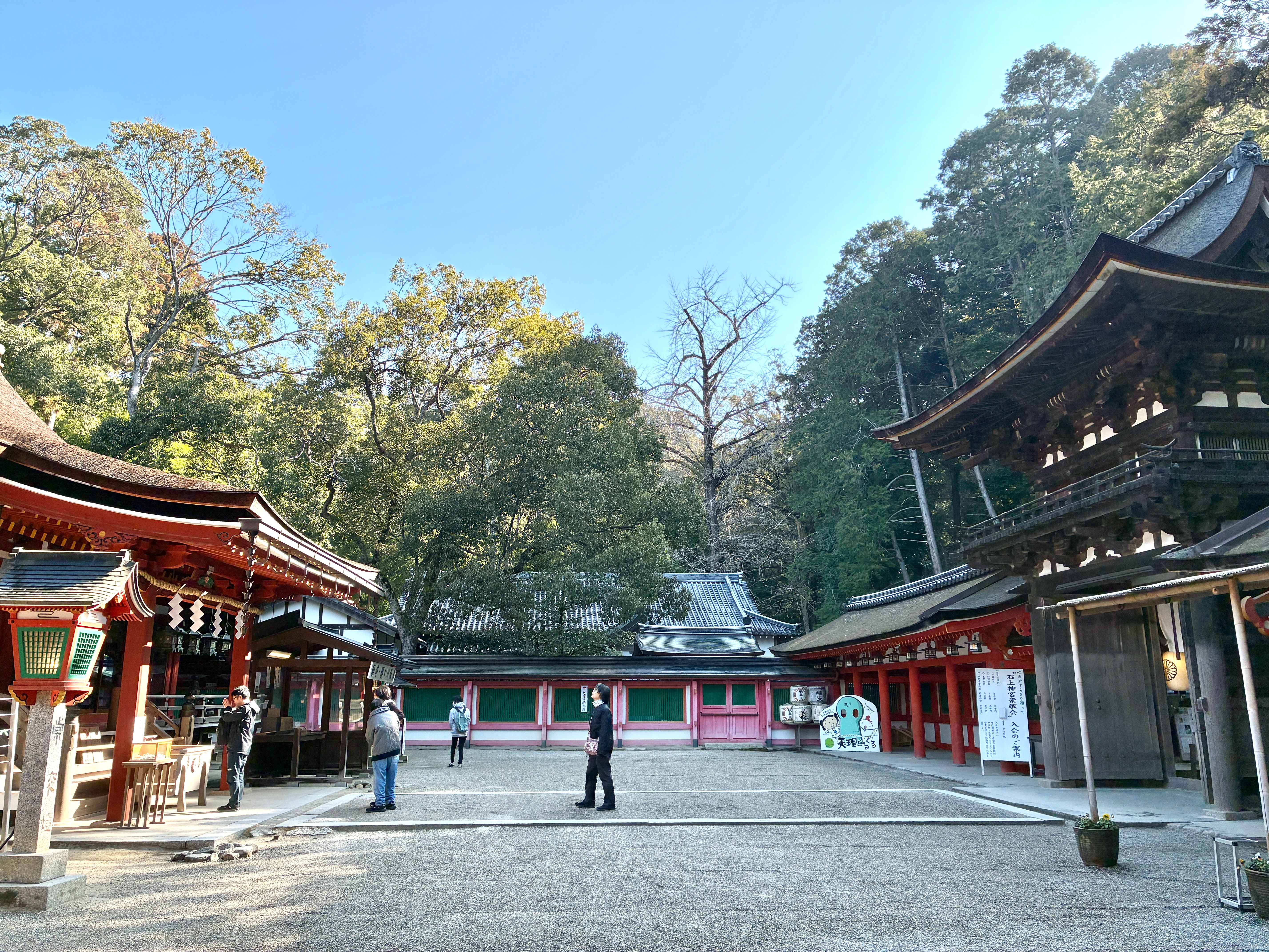 石上神宮 拝殿と楼門