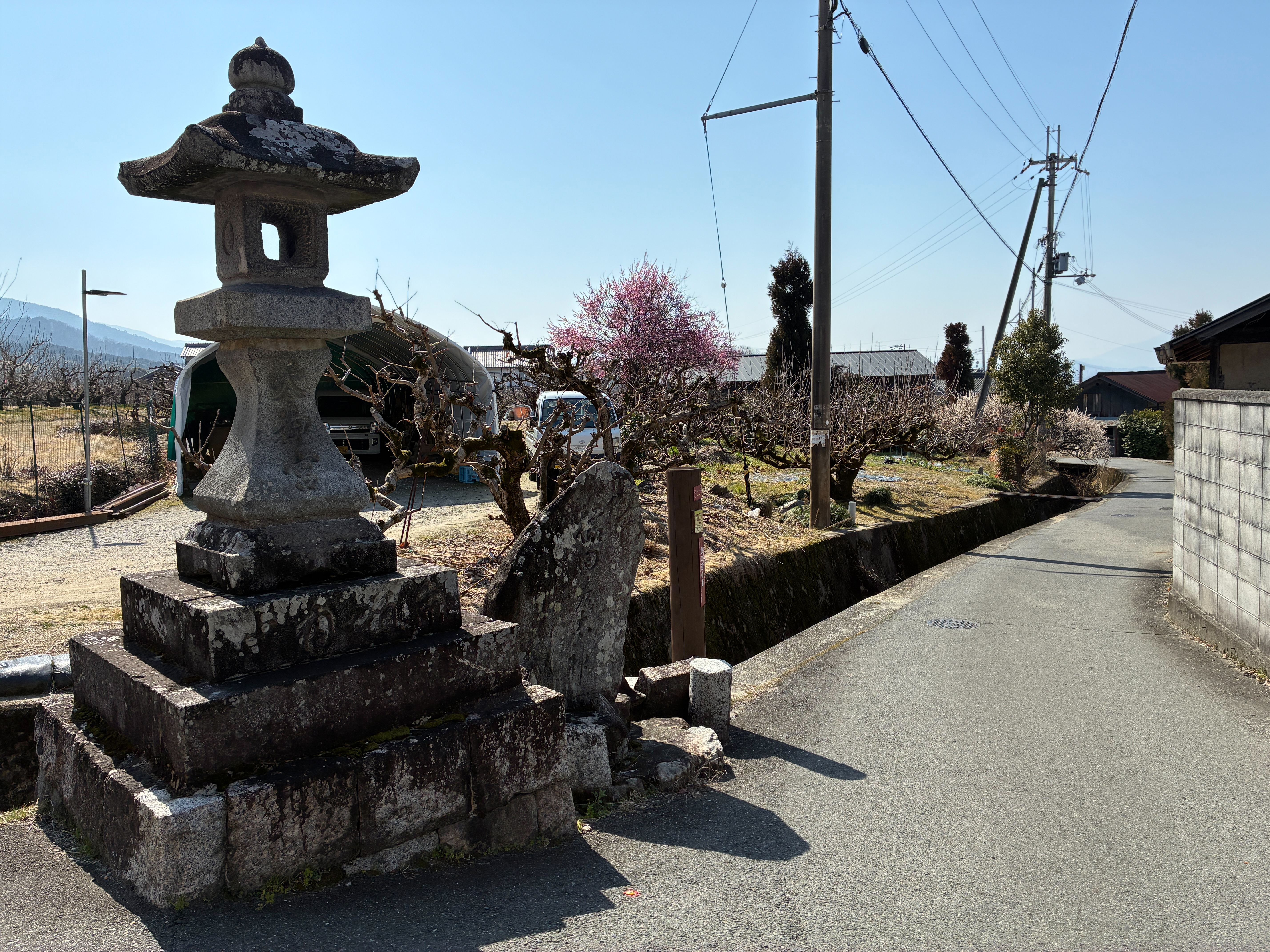 山の辺の道 猿田彦大神と石灯籠