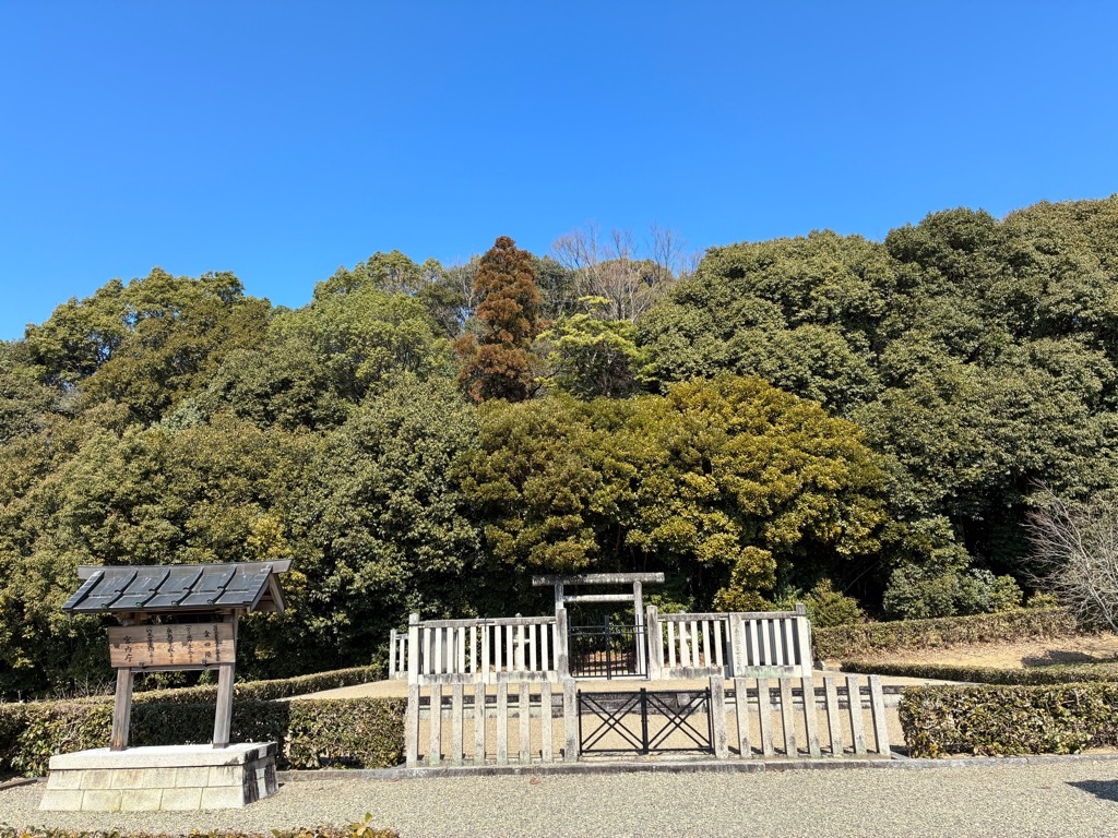 山の辺の道 継体天皇皇后手白香皇女 衾田陵 拝所