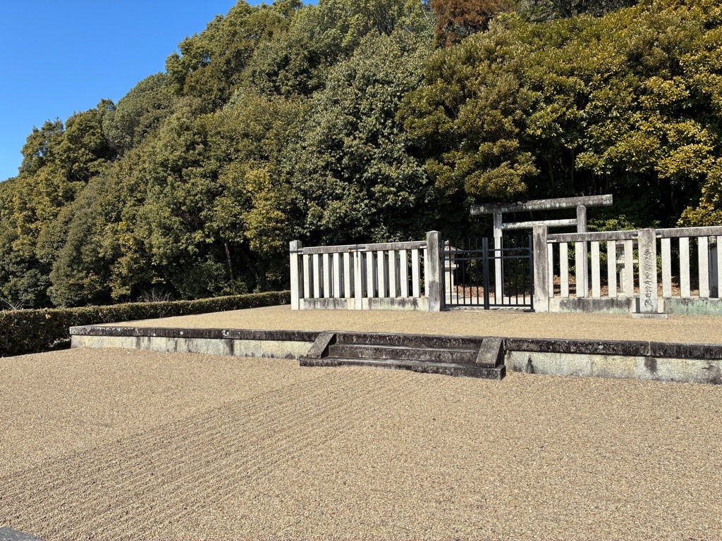 山の辺の道 衾田陵 台与の陵墓とも