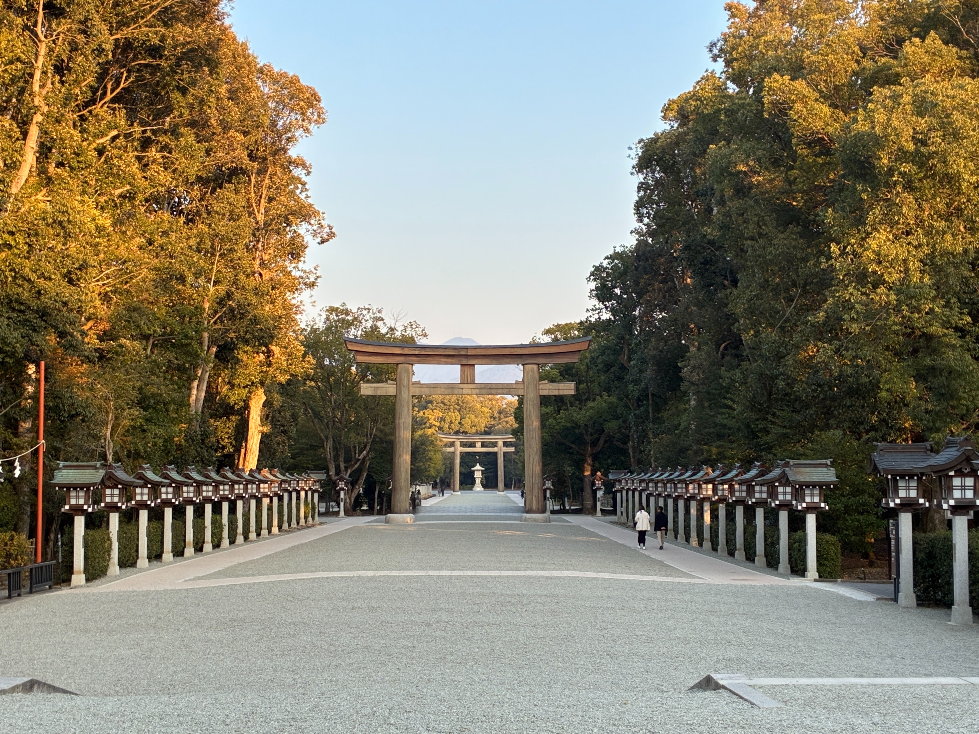 橿原神宮 参道 南手水舎近辺から参道