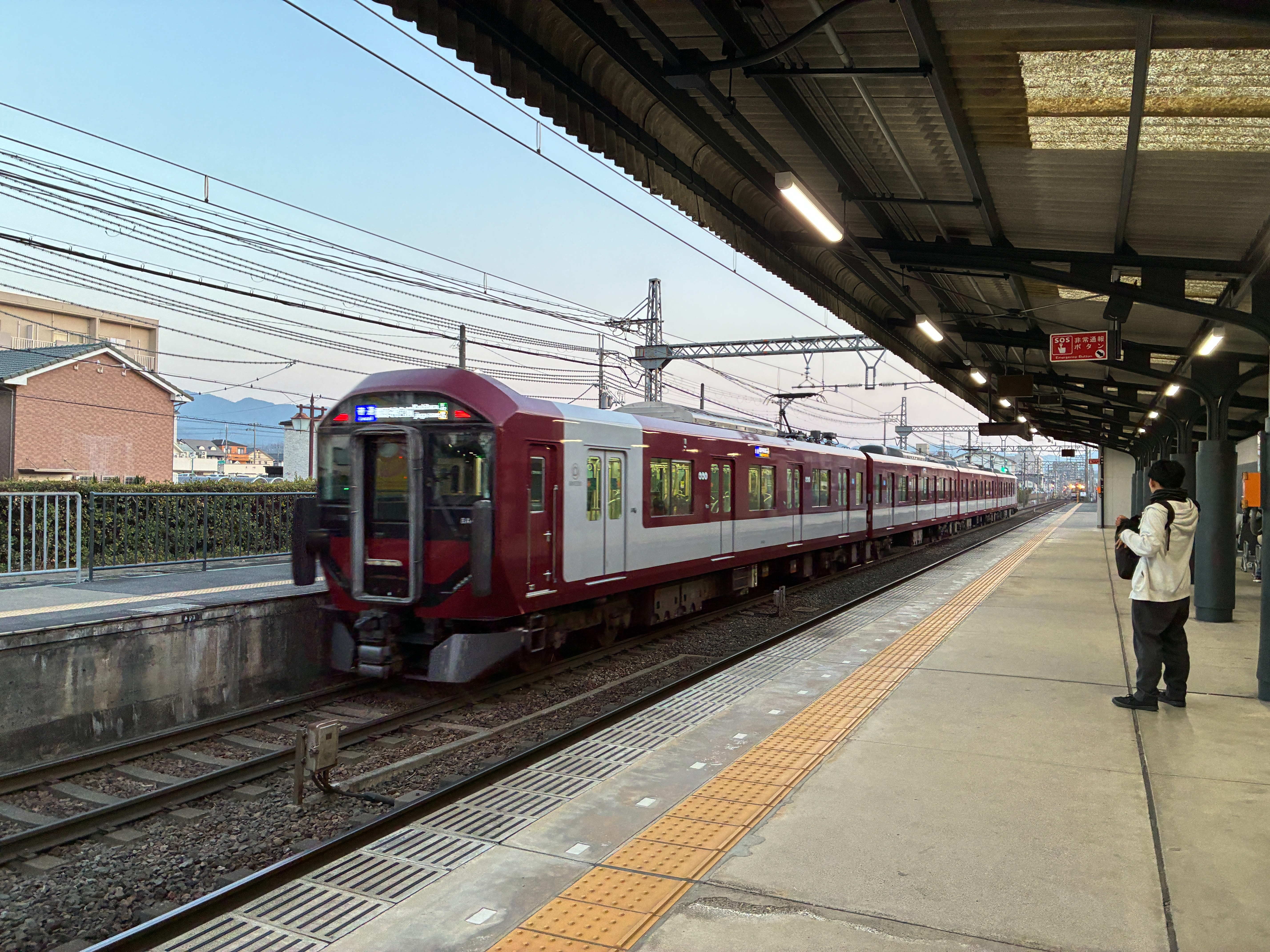 畝傍御陵前駅 ホーム