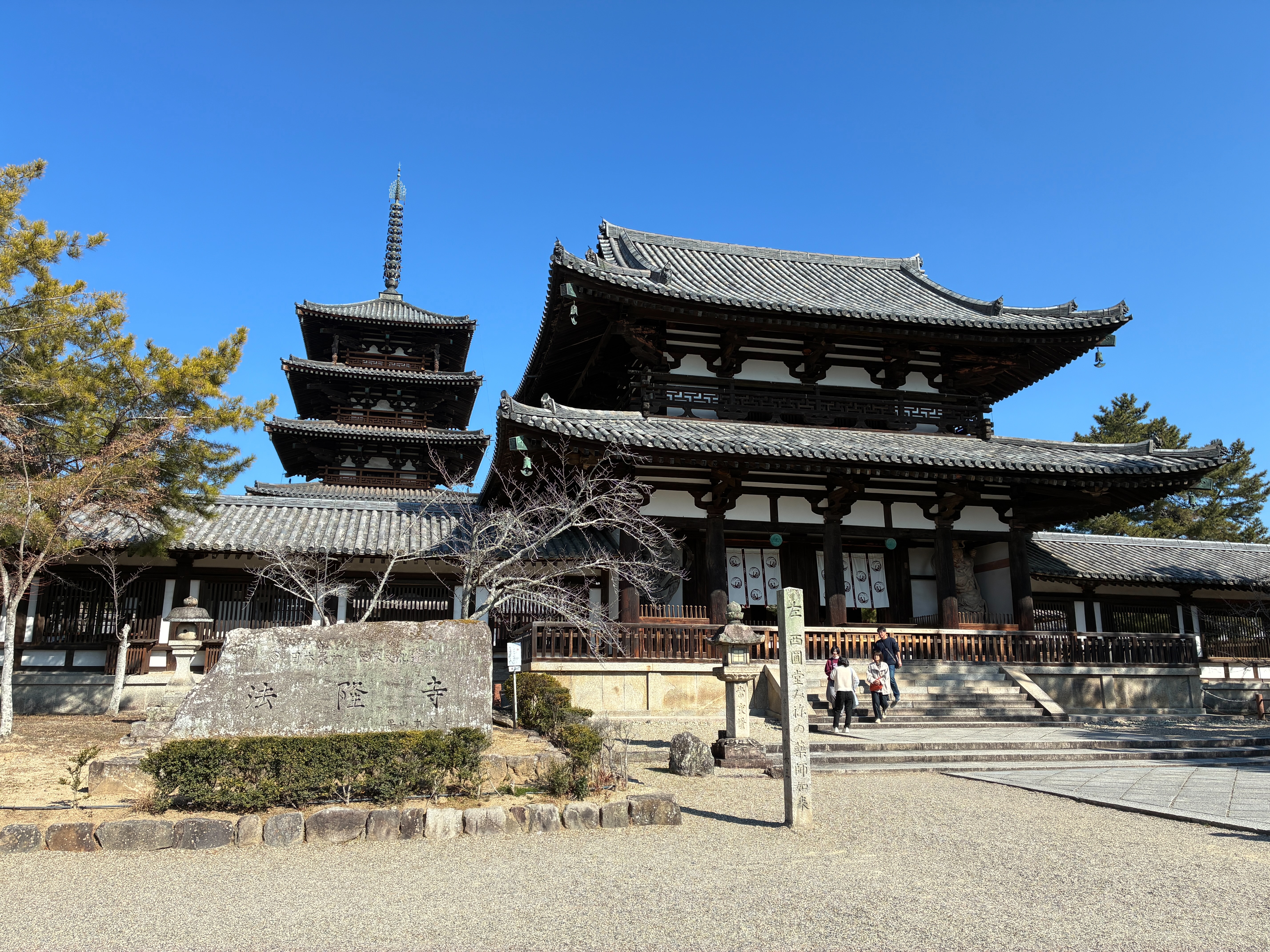 法隆寺 世界遺産碑と国宝 中門