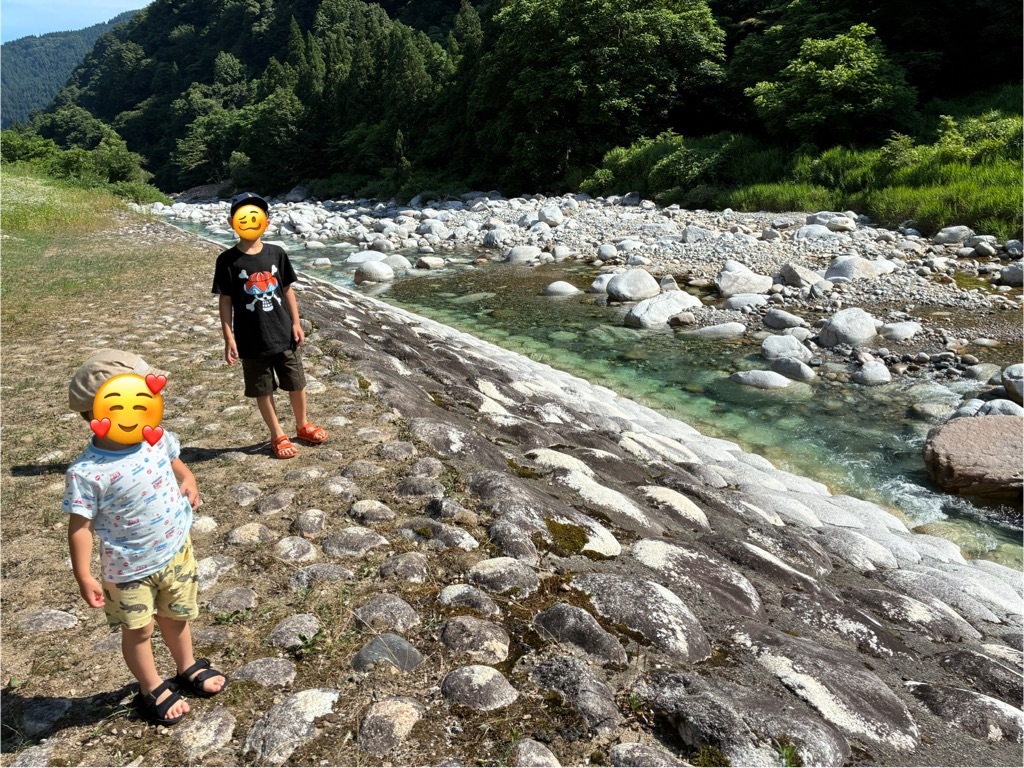 片貝山ノ守キャンプ場  片貝川と子どもたち