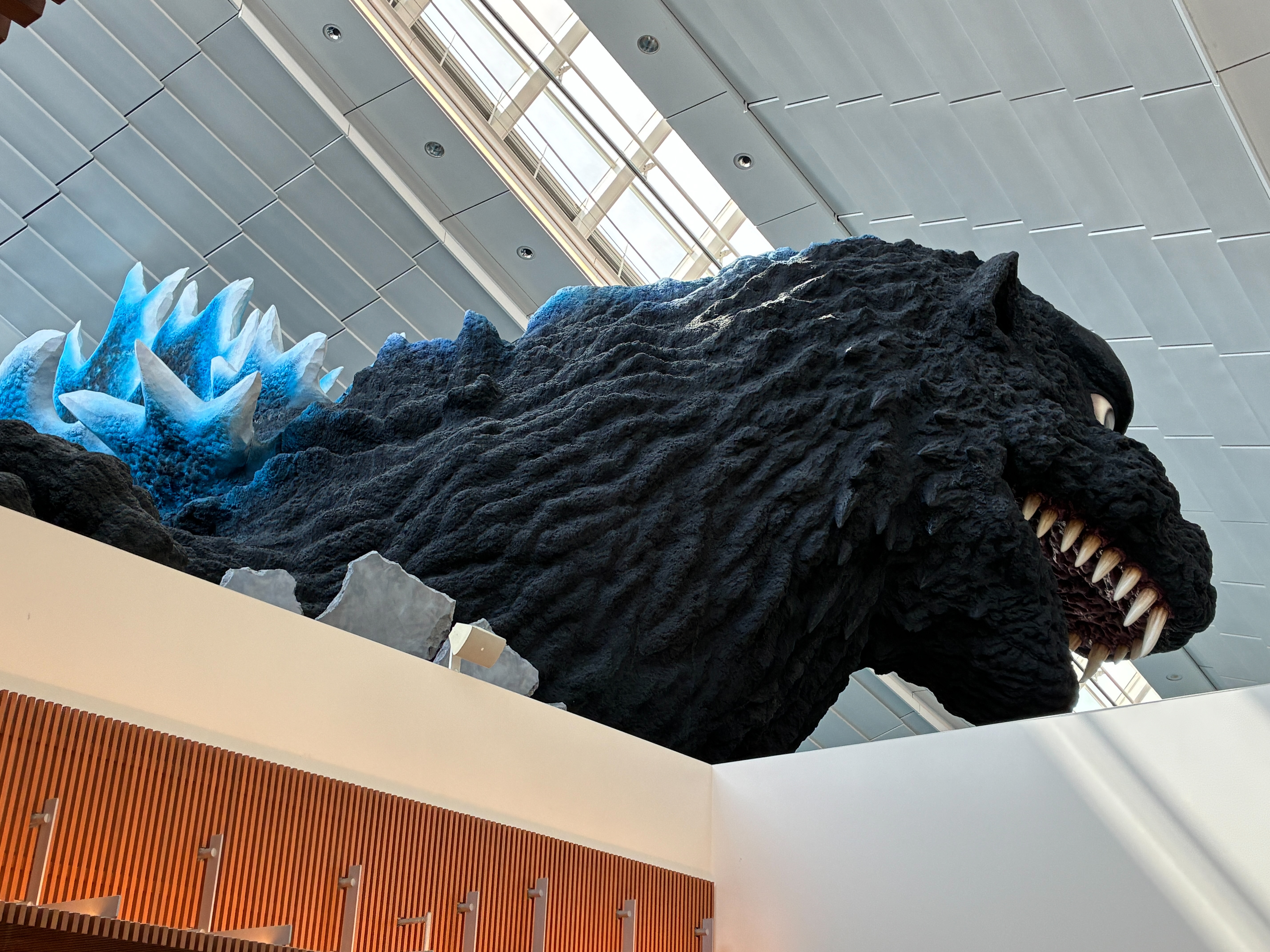 羽田空港第3ターミナル 出発ロビー ゴジラモニュメント