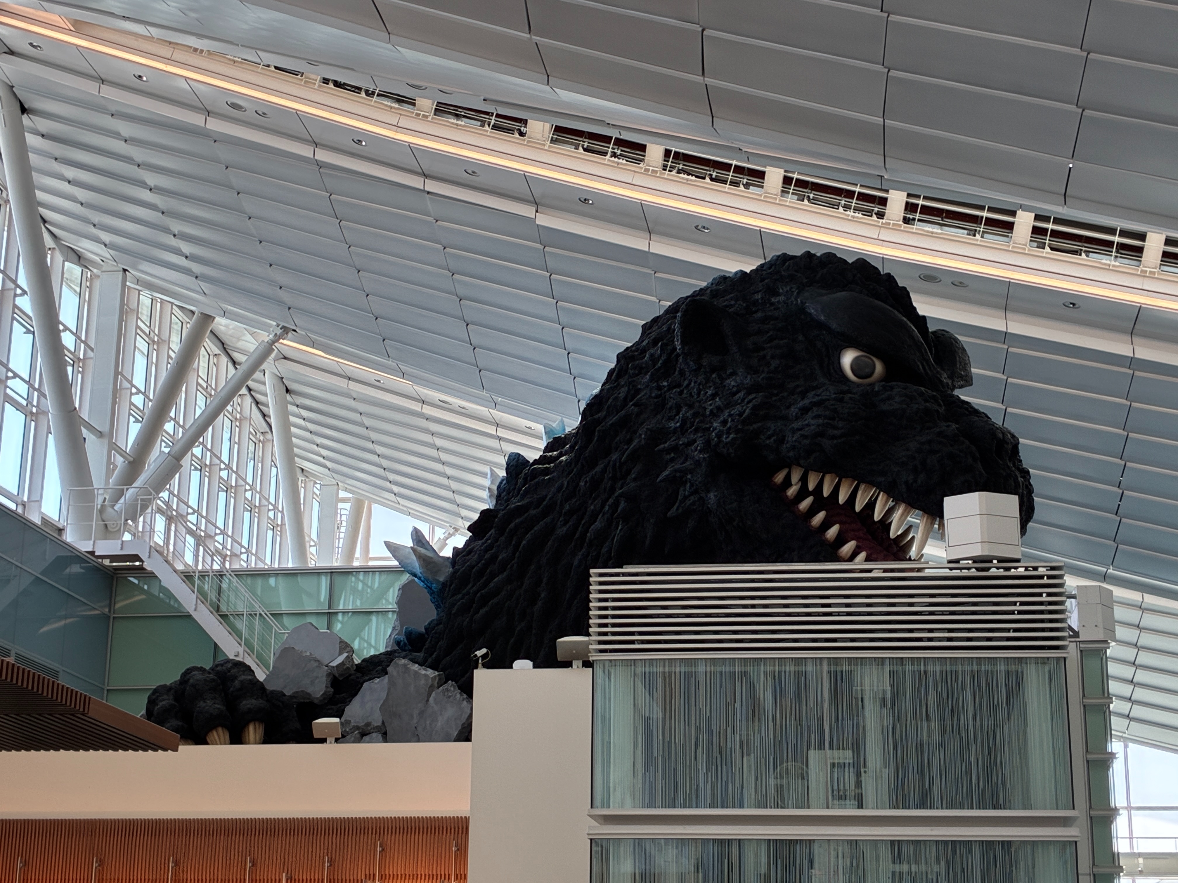 羽田空港第3ターミナル 出発ロビー ゴジラモニュメント