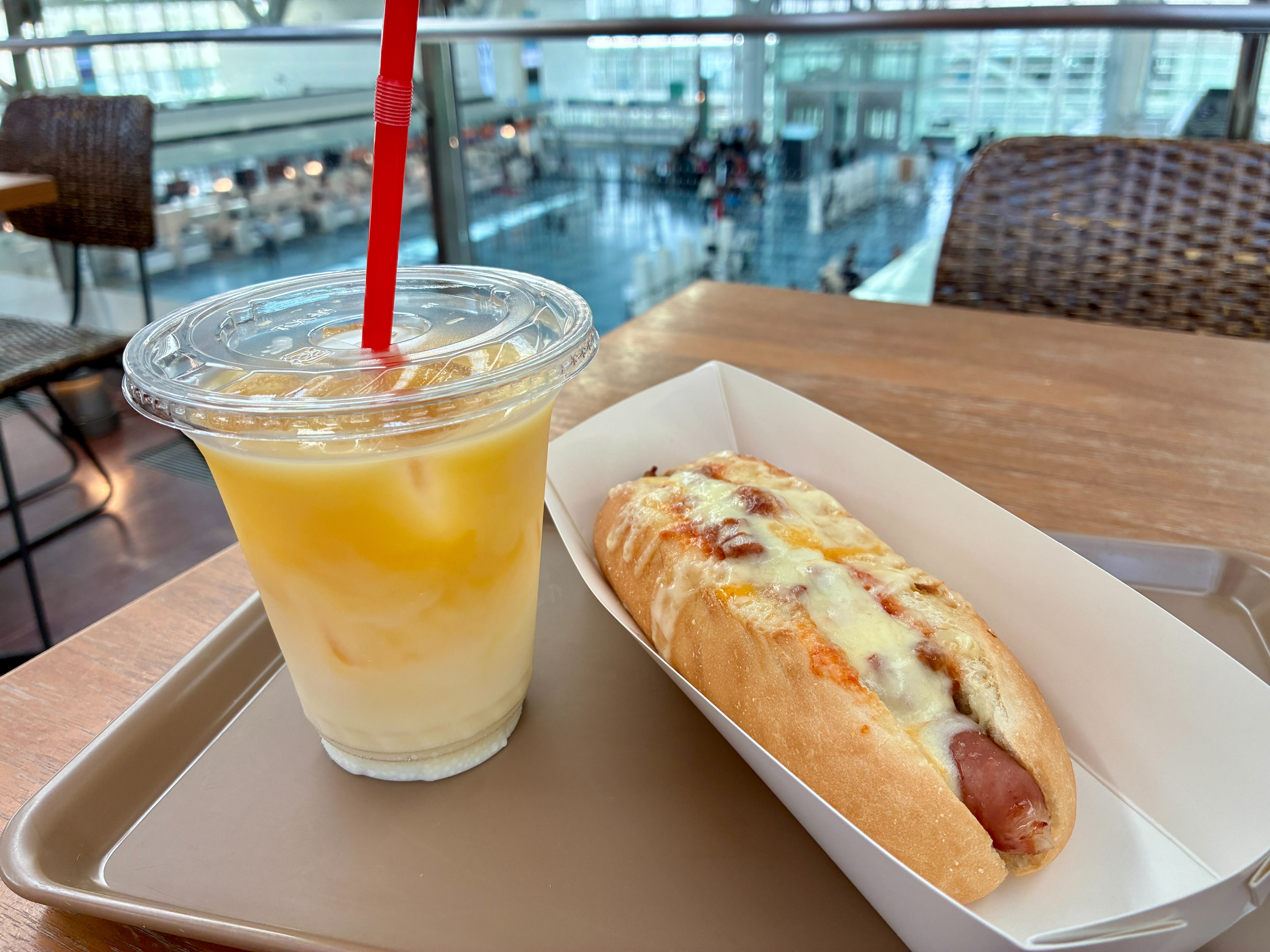 CAFE CARDINAL カフェ カーディナル スパイシーチーズドックとマンゴーヨーグルト