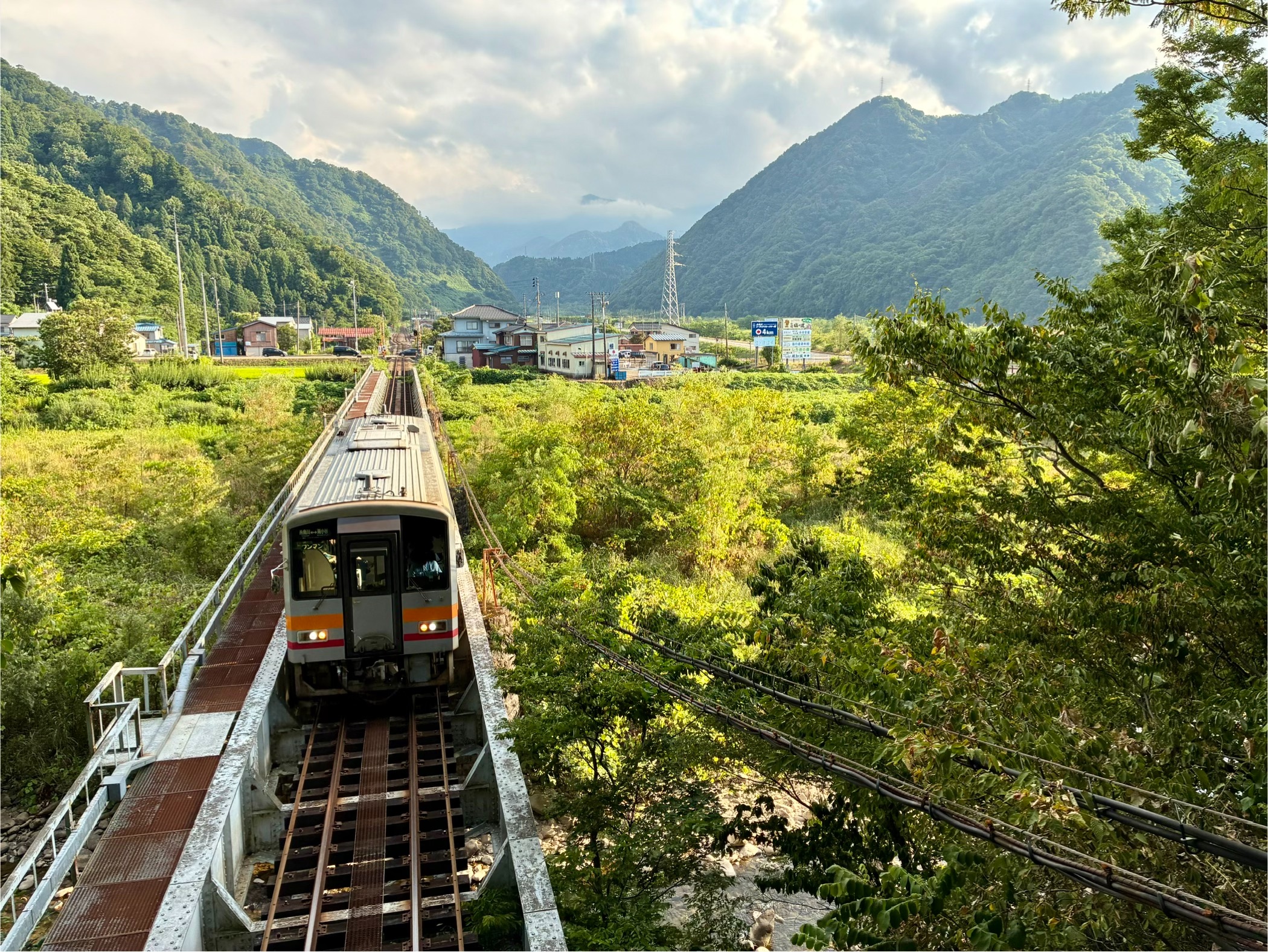 JR西日本大糸線 根知川を渡る列車