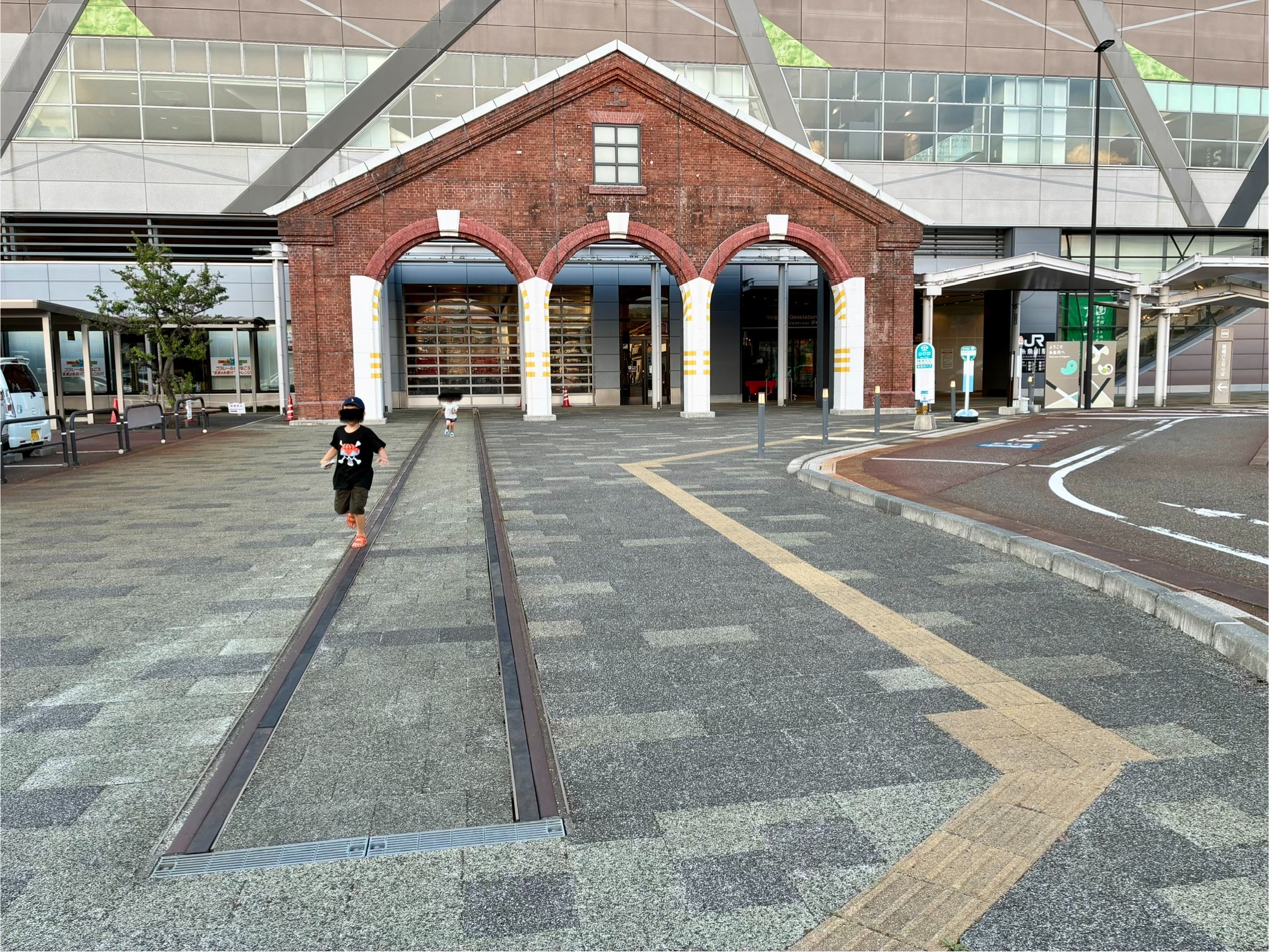糸魚川駅 移築された3連アーチレンガのモニュメント
