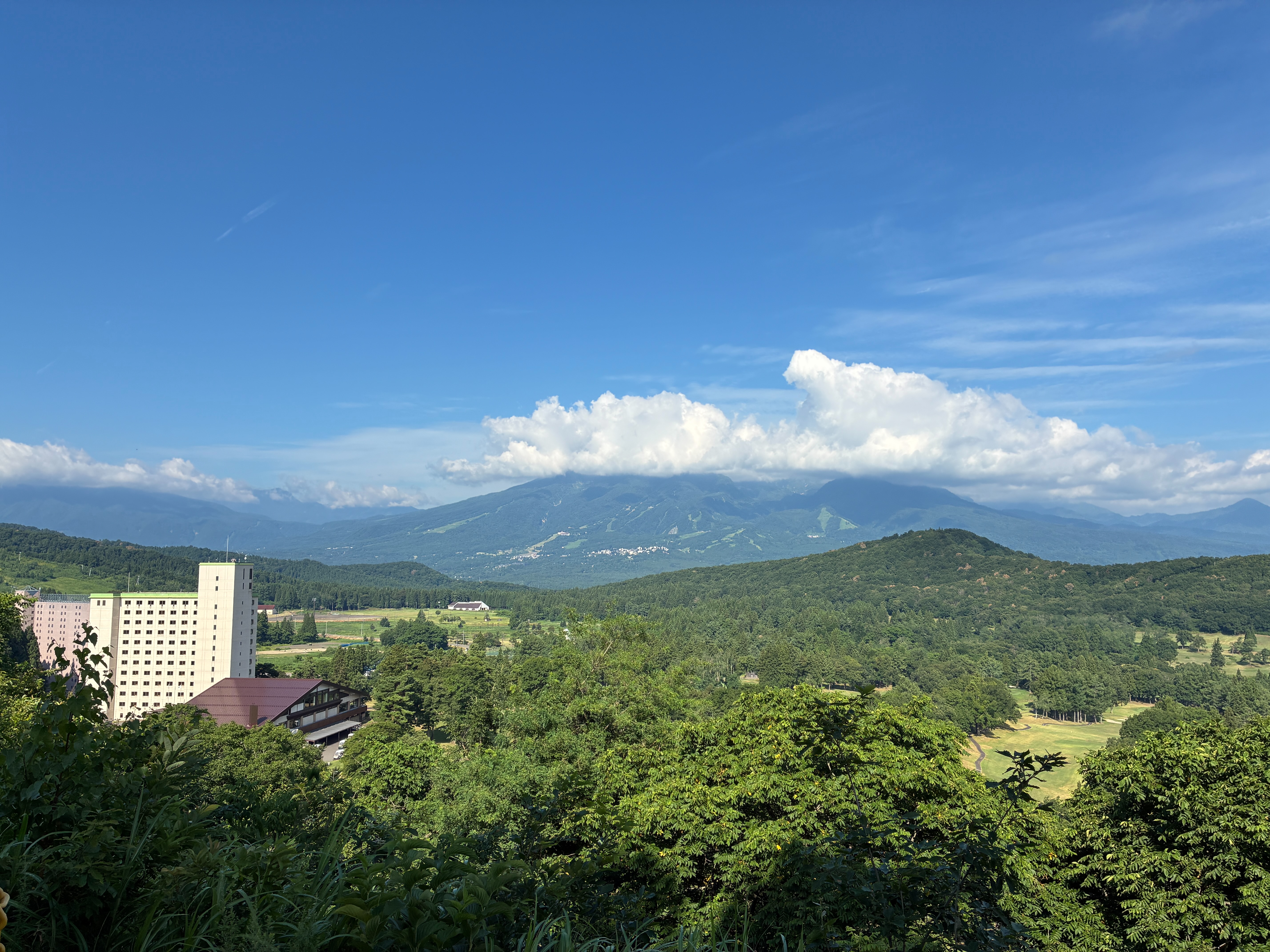 恋人の聖地 アパリゾート上越妙高展望台から妙高山の眺め