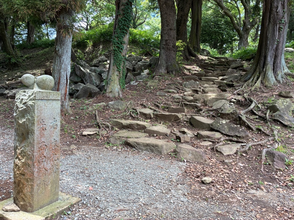 石垣山城 右 本丸跡 先 西曲輪跡