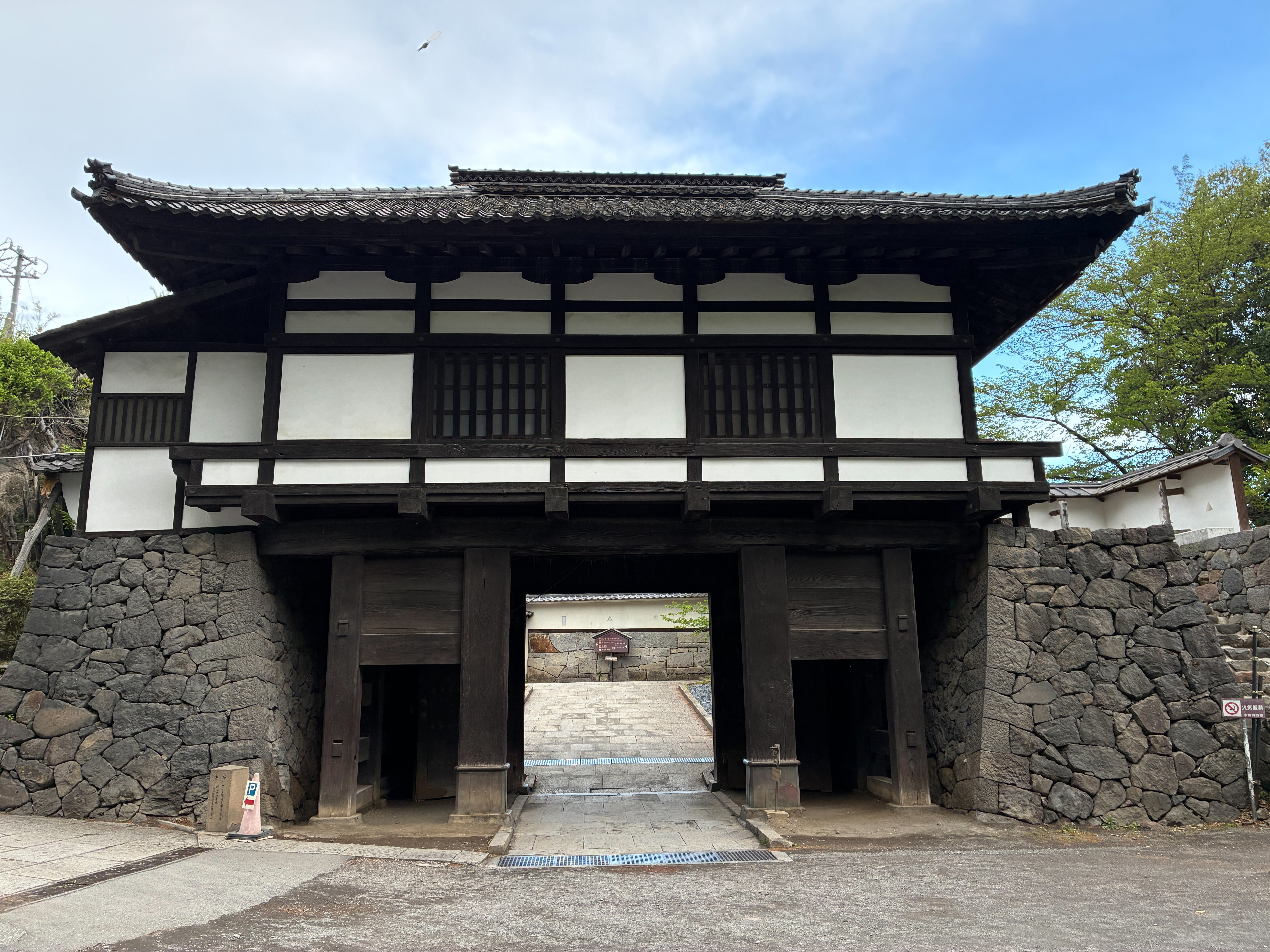 小諸城址 懐古園 三之門 内側から