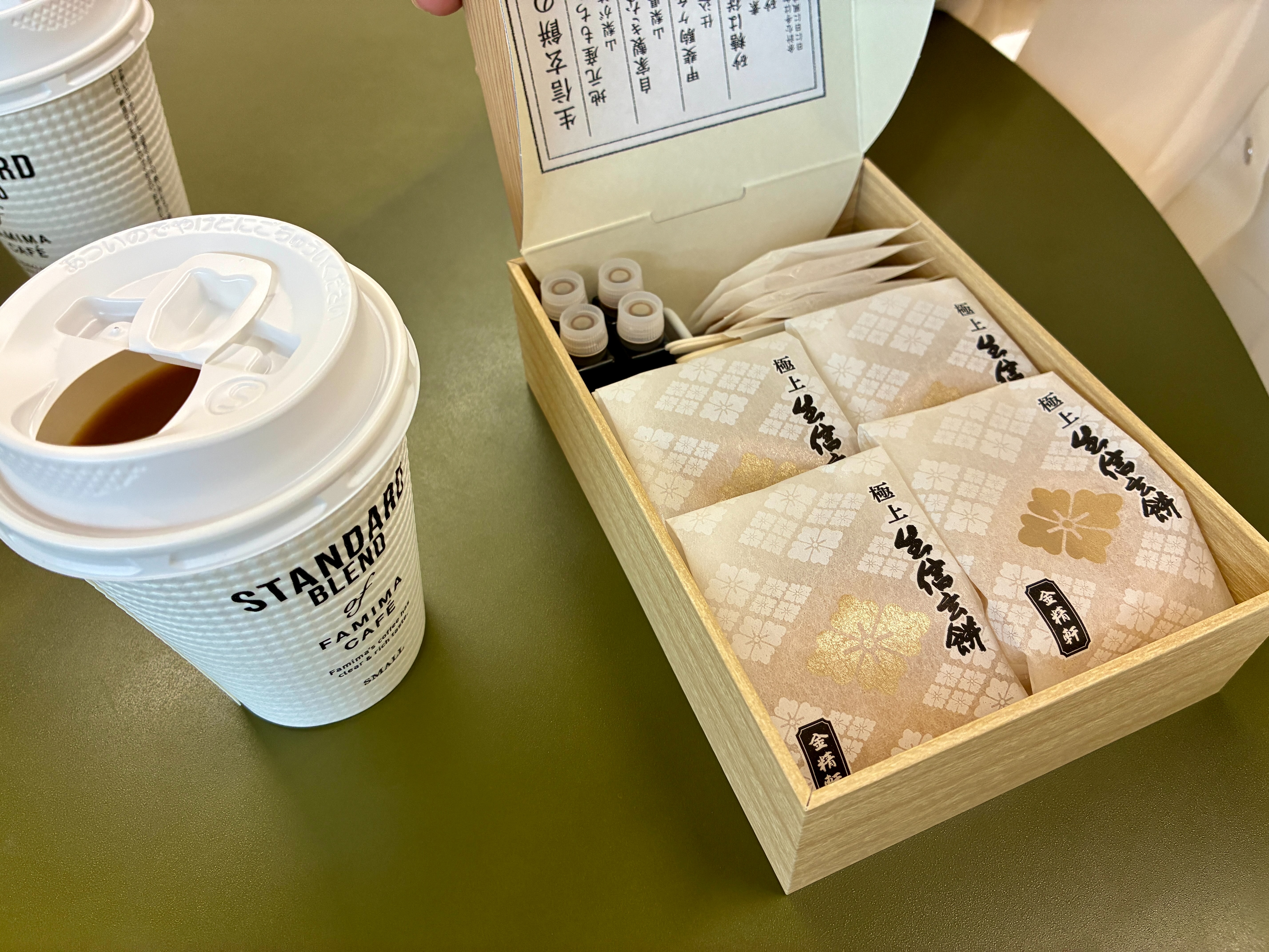 道の駅 八千穂高原 ファミマコーヒーと生信玄餅