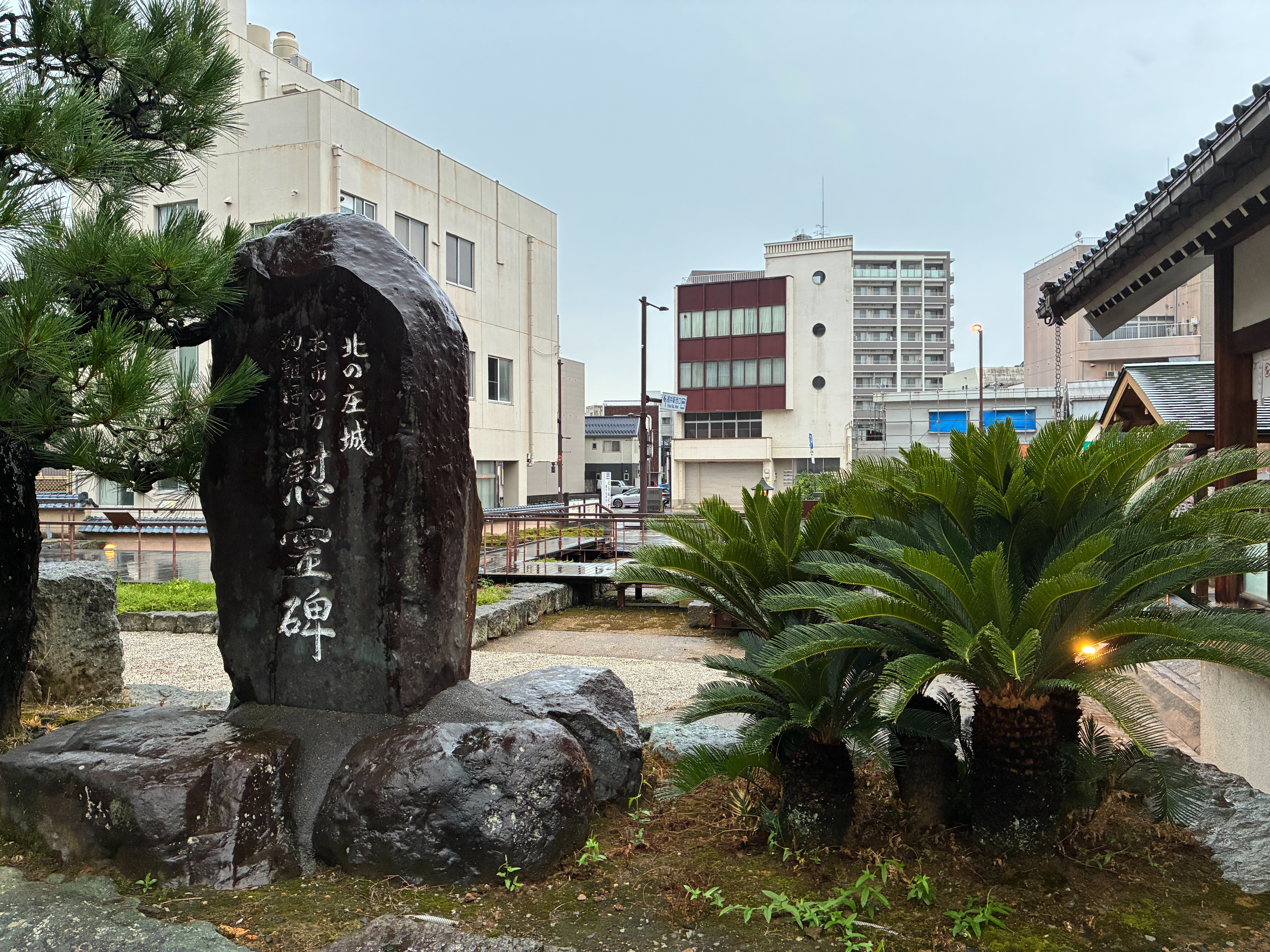 北の庄城 お市の方 殉難将士 慰霊碑