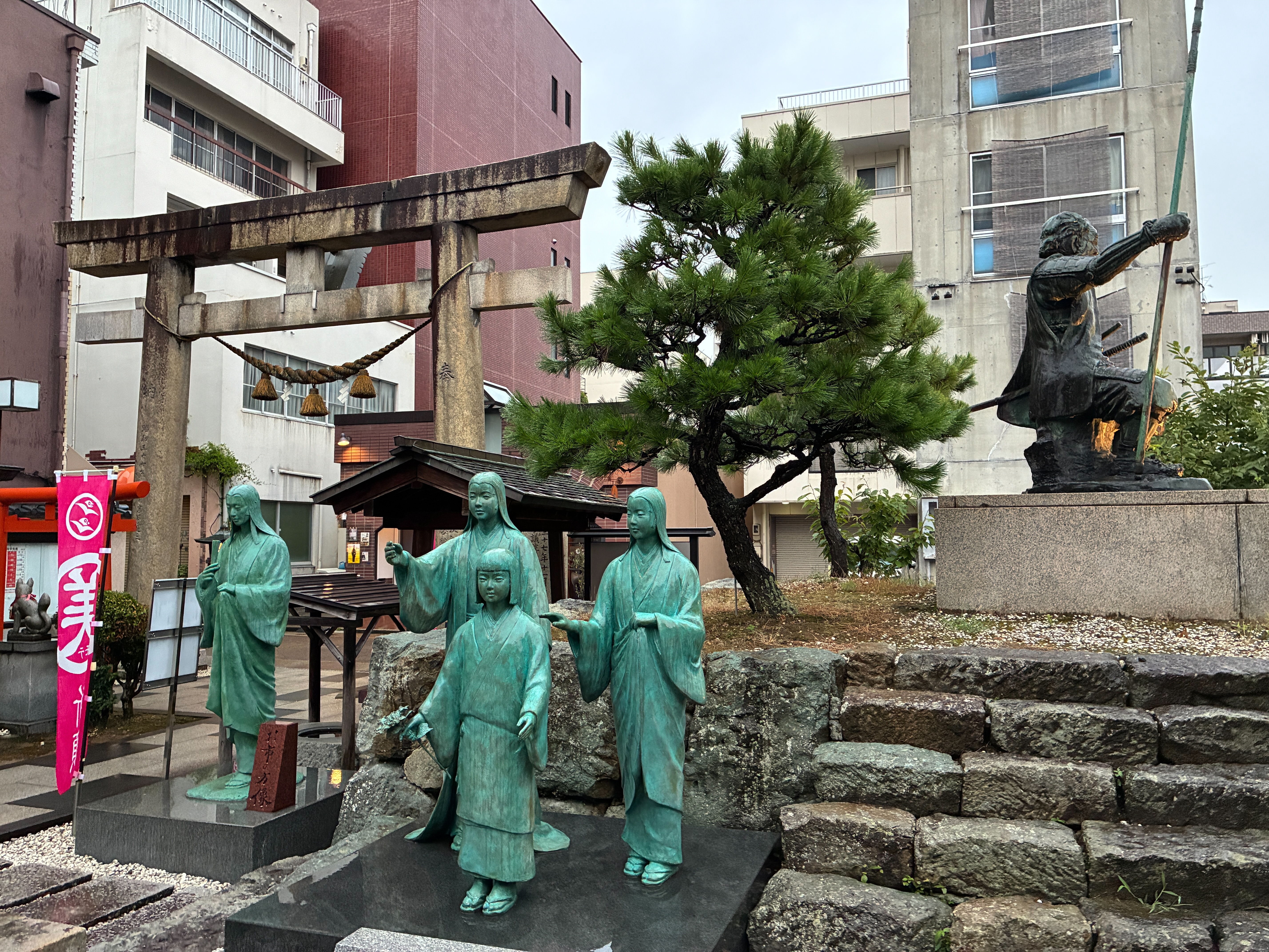 柴田神社 お市の方、茶々、初、江、柴田勝家の像