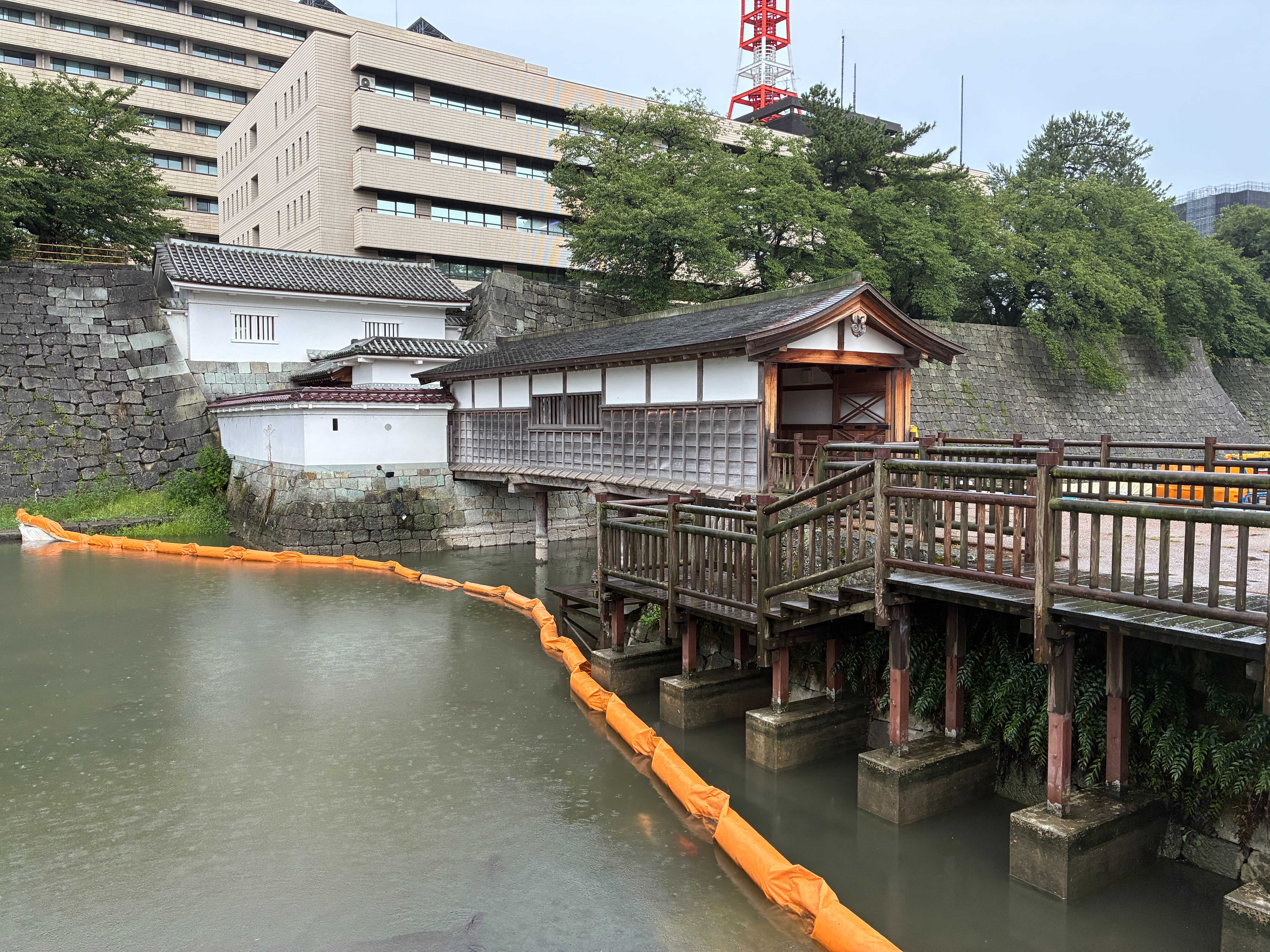 福井城跡 復元された御廊下橋と山里口御門