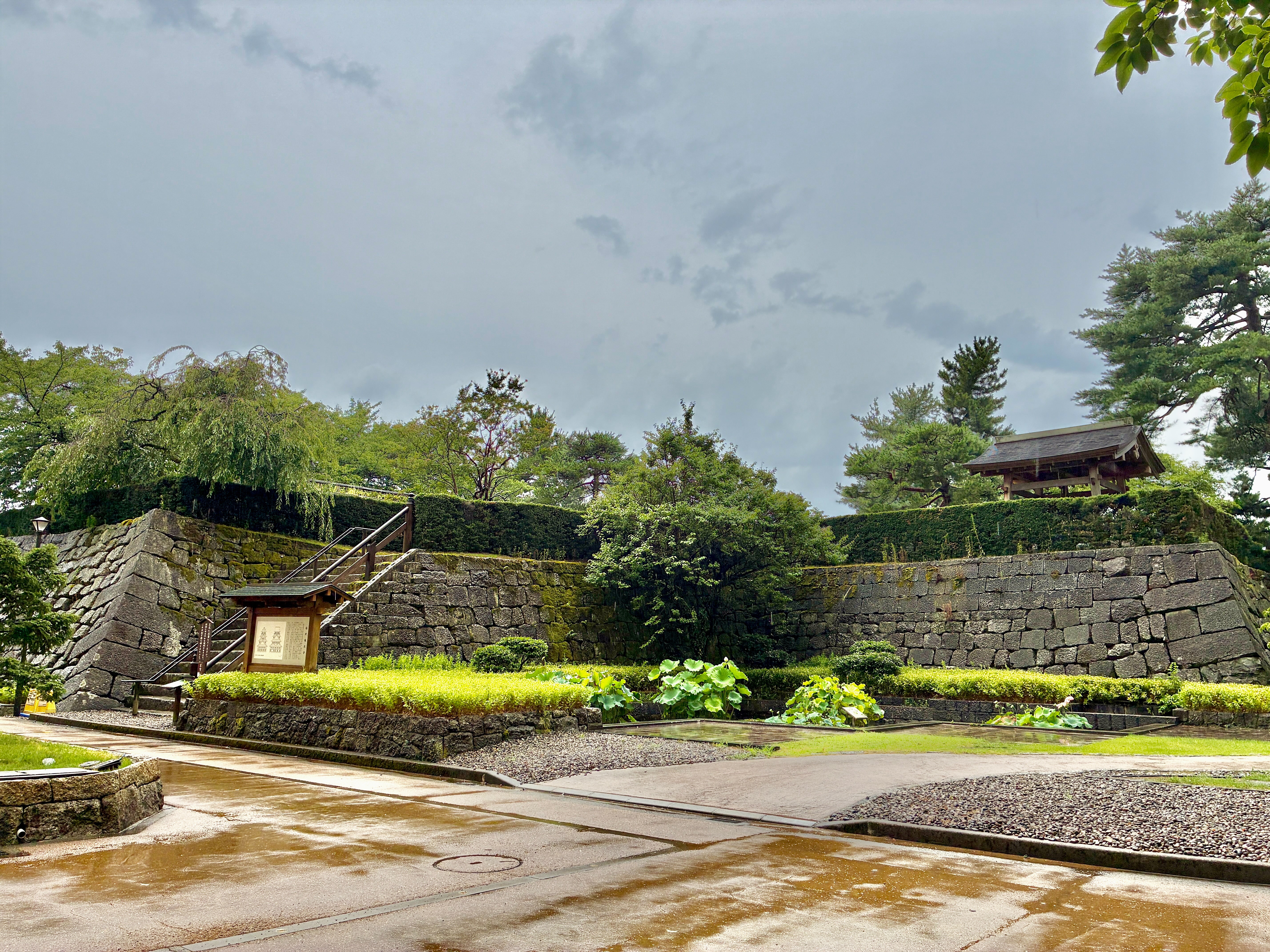 福井城本丸跡 天守台へ