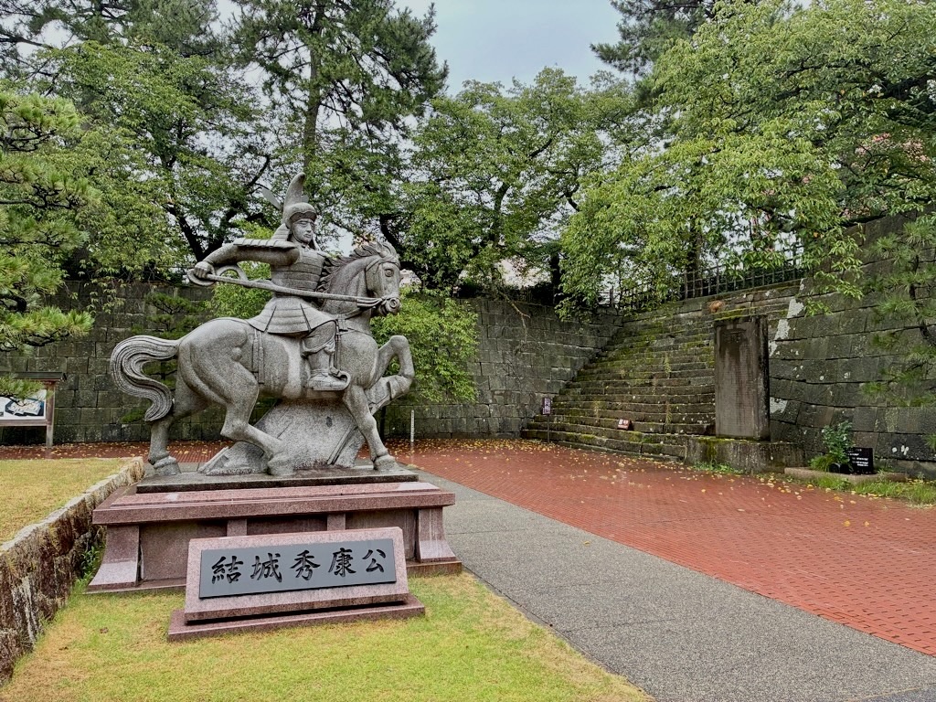 福井城本丸跡 結城秀康公像