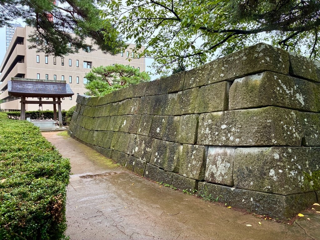 福井城本丸跡 控天守台と福の井
