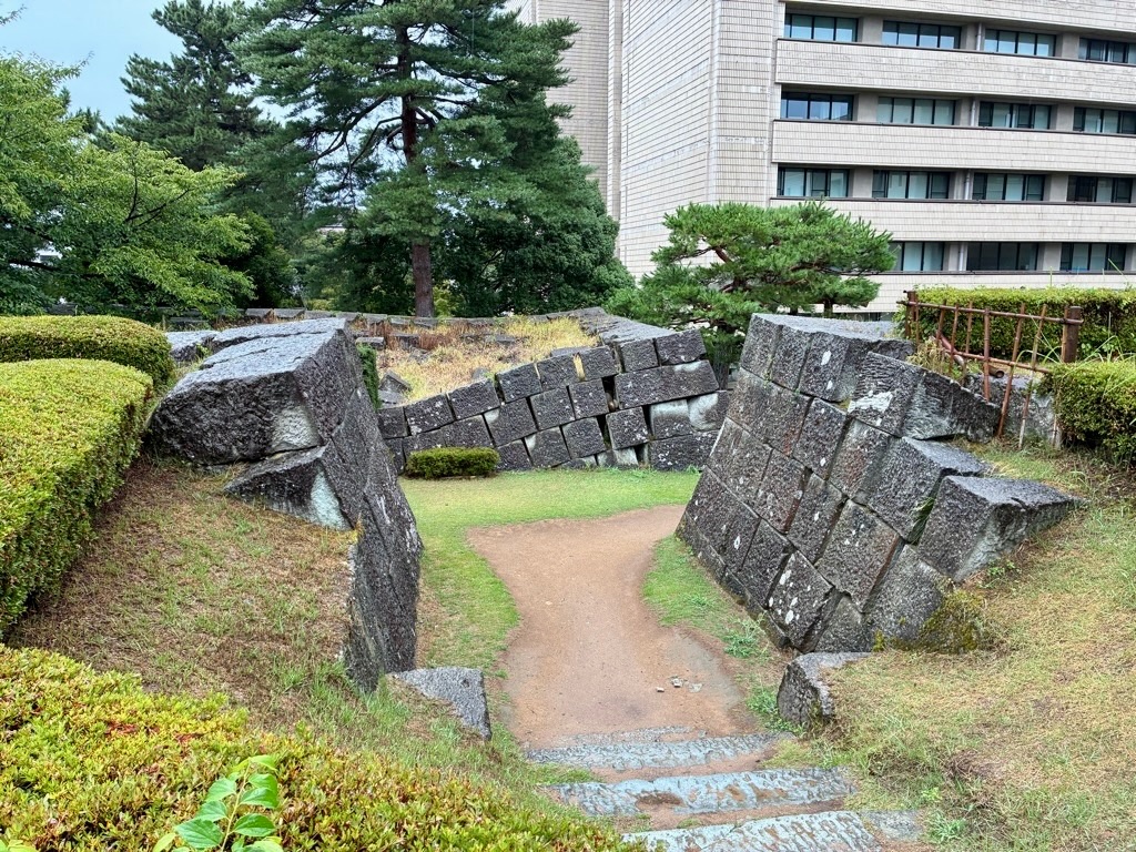 福井城本丸跡 天守台 下り