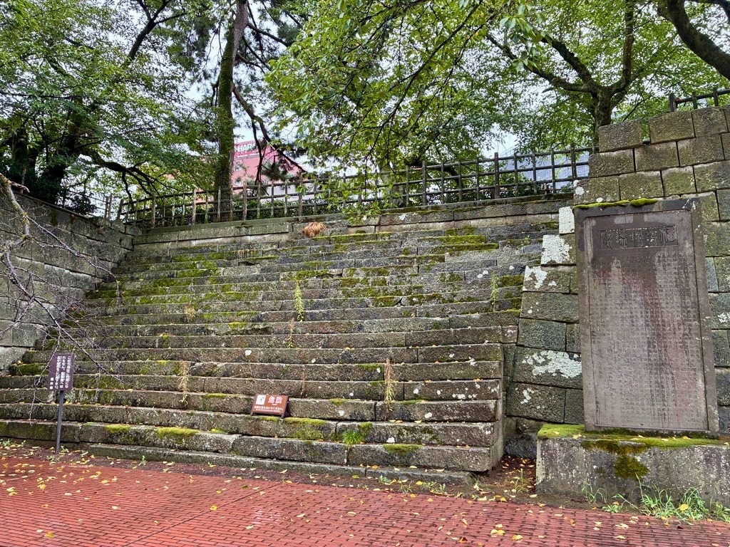 福井城本丸跡 瓦御門跡方面の雁木