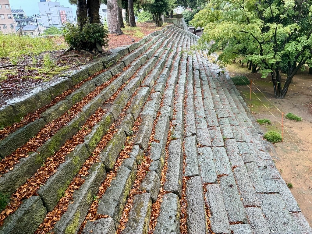 福井城本丸跡 天守台から北不明門跡への雁木