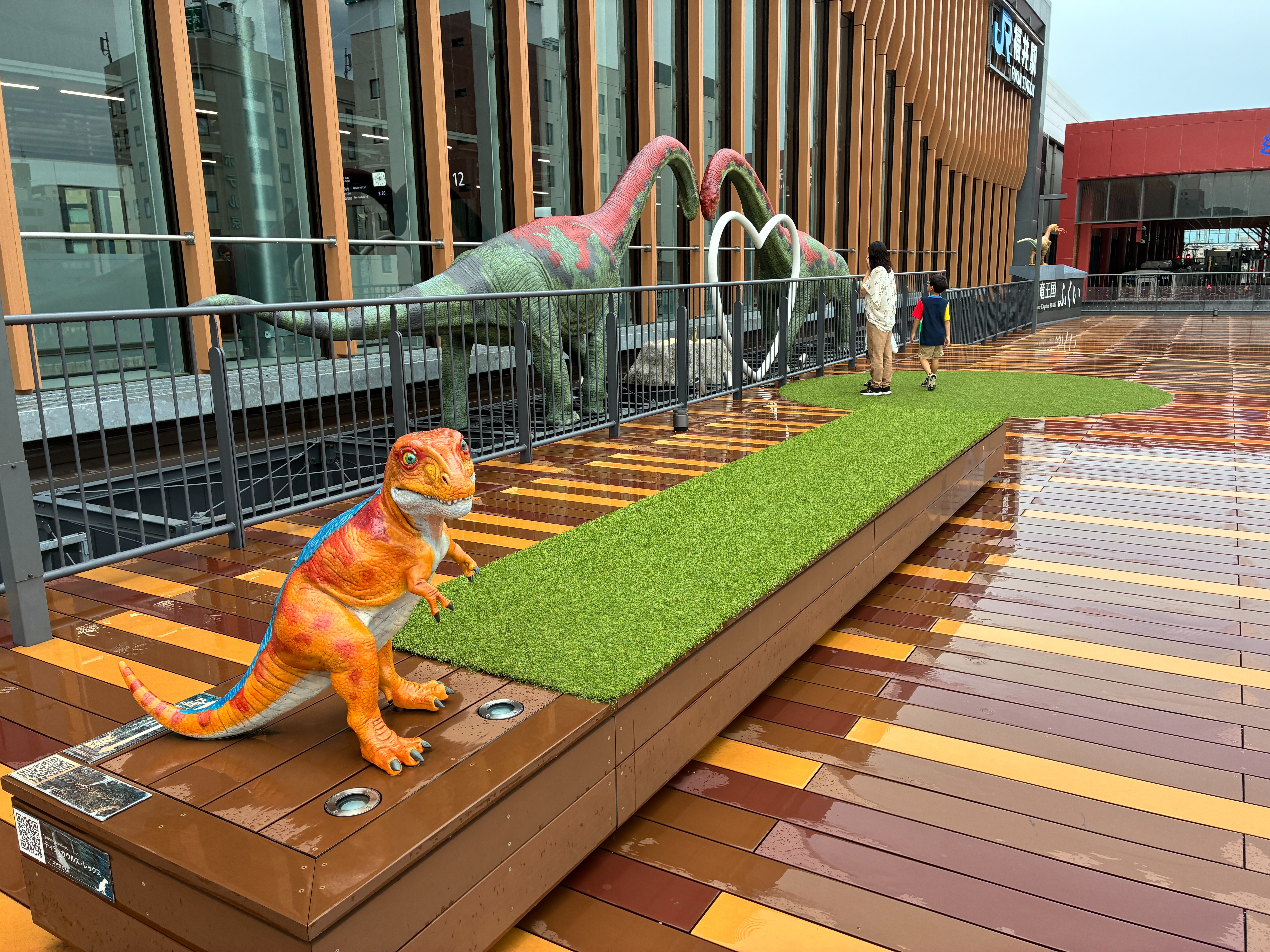 福井市観光交流センター屋上広場 ティラノサウルス幼体