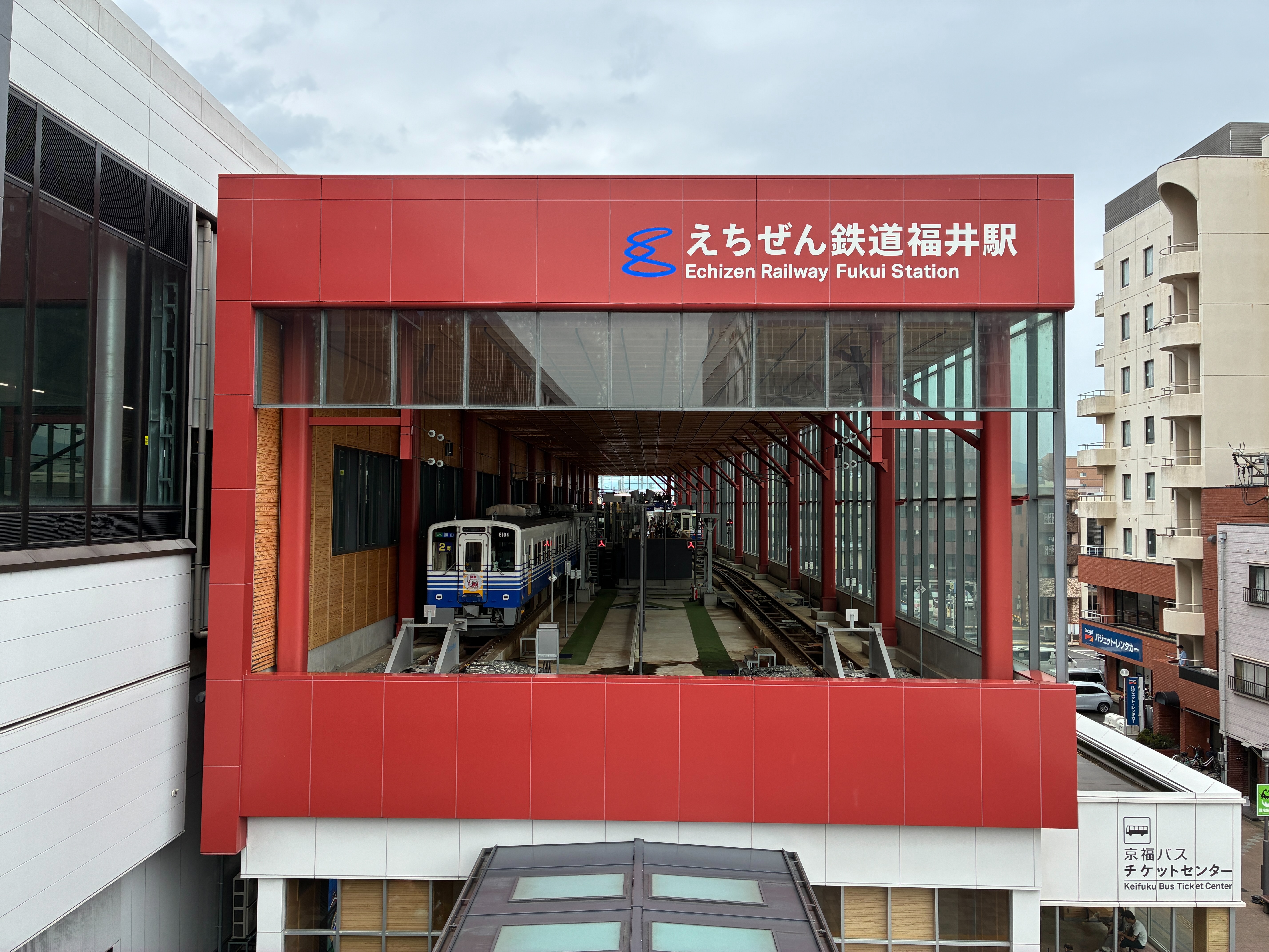 福井市観光交流センター屋上広場から「えちぜん鉄道福井駅」の眺め
