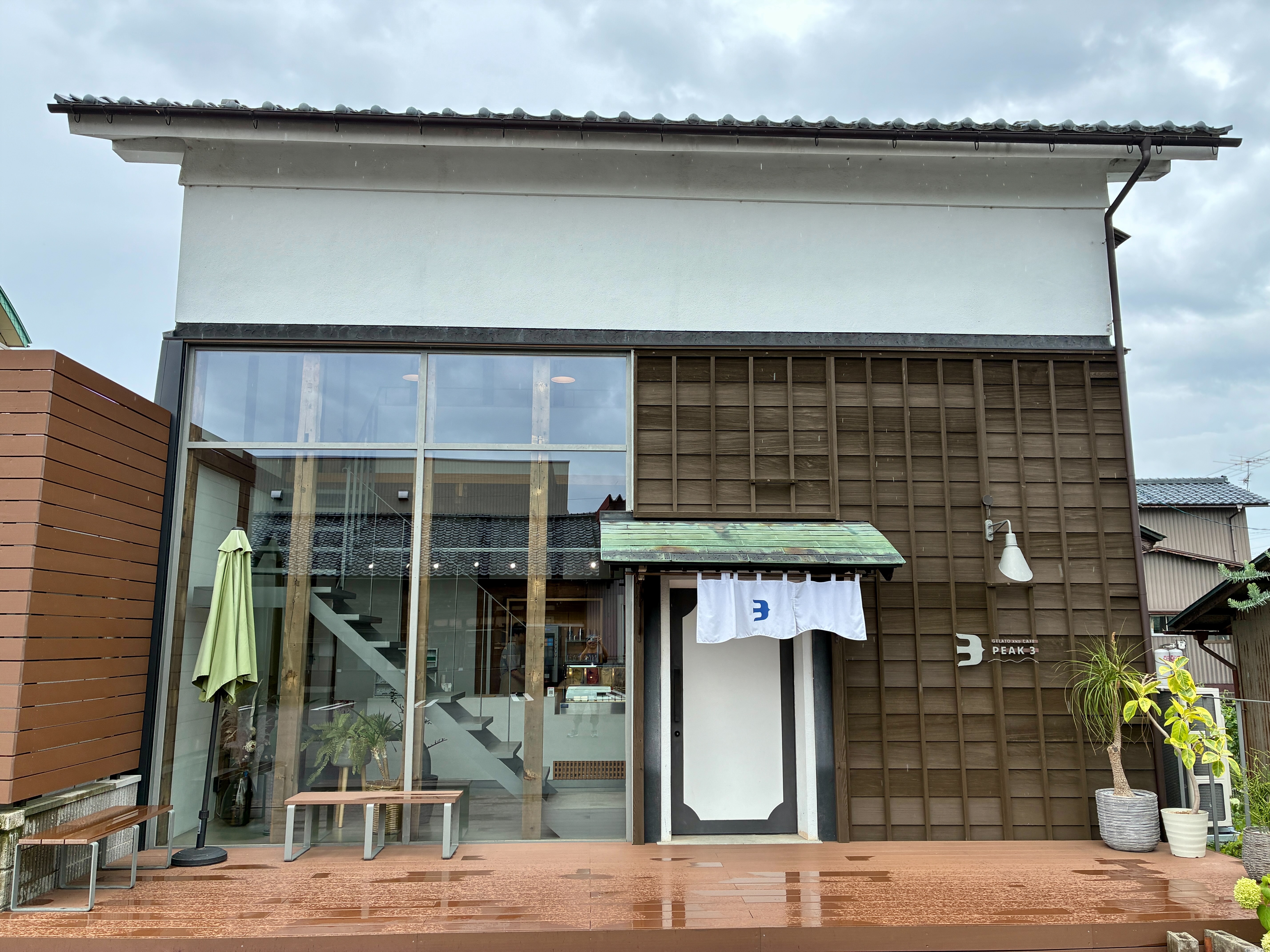 Gelato and cafe PEAK3 蔵をリノベーションしたカフェの外観