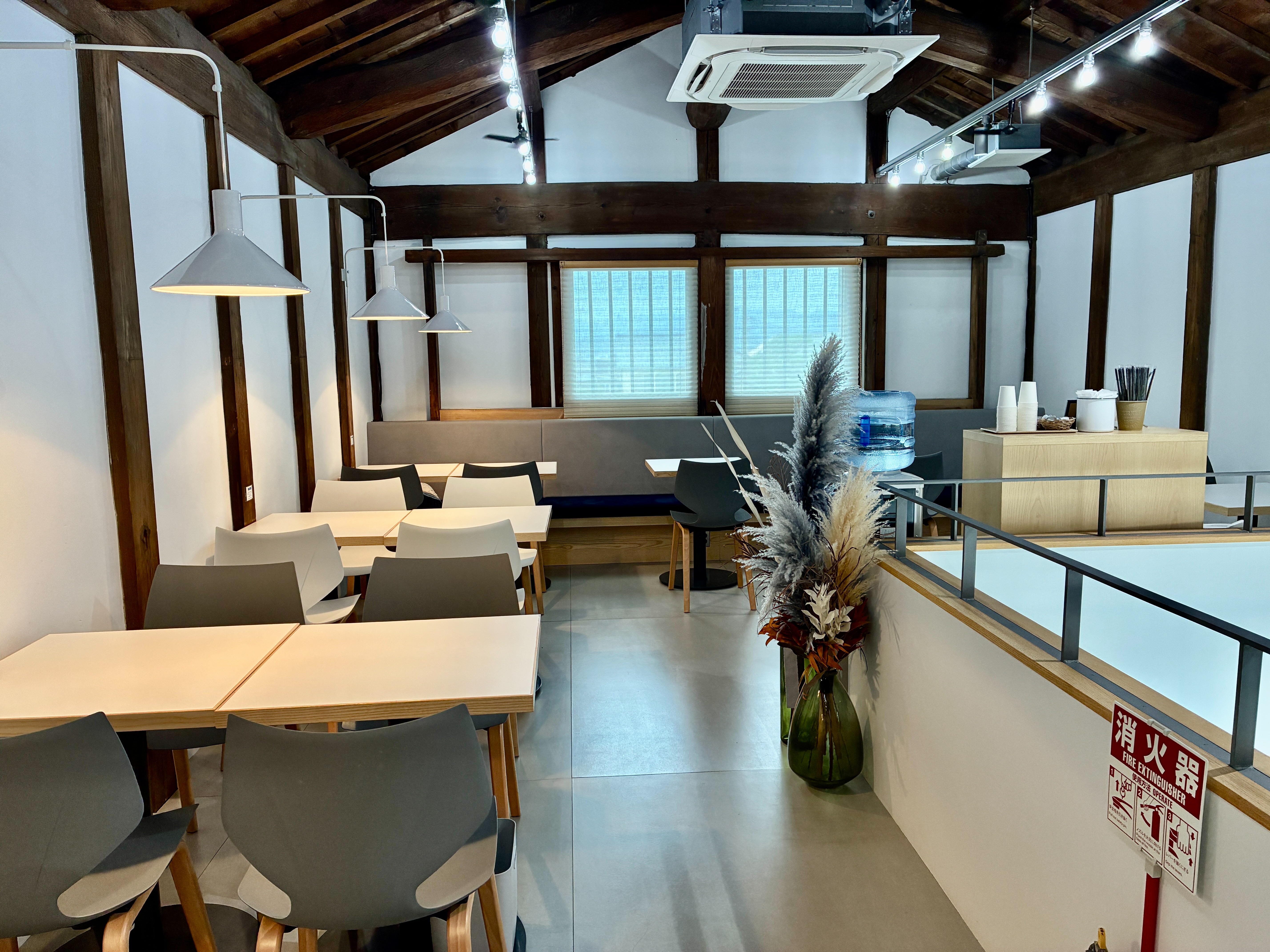 Gelato and cafe PEAK3 2階内装