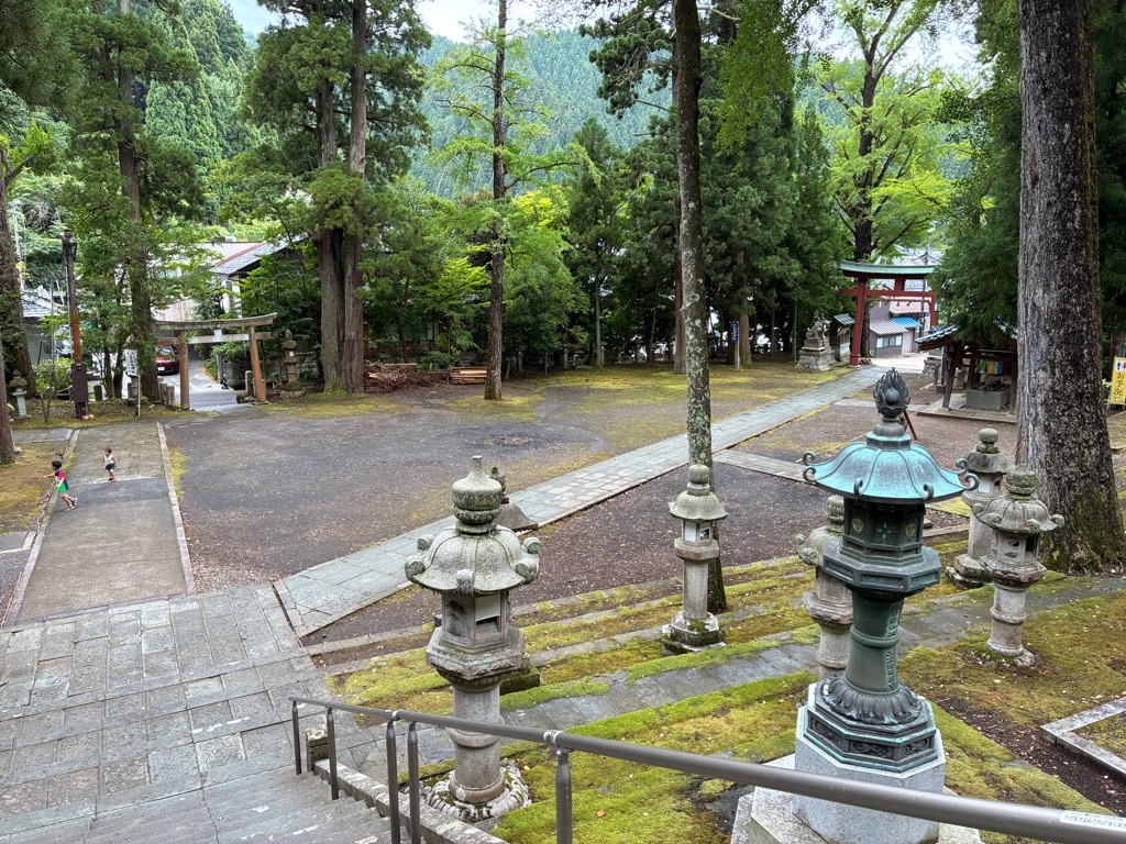 岡太神社・大瀧神社 神門から境内を眺める