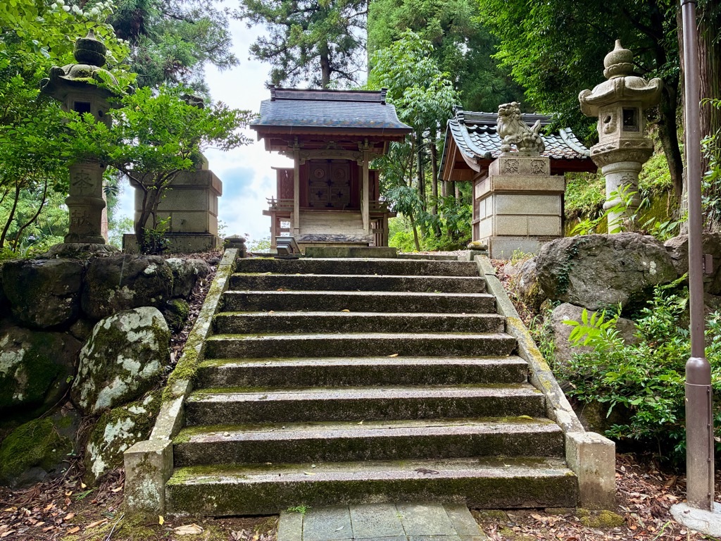 岡太神社・大瀧神社の境内社 金保神社・巌乃神社