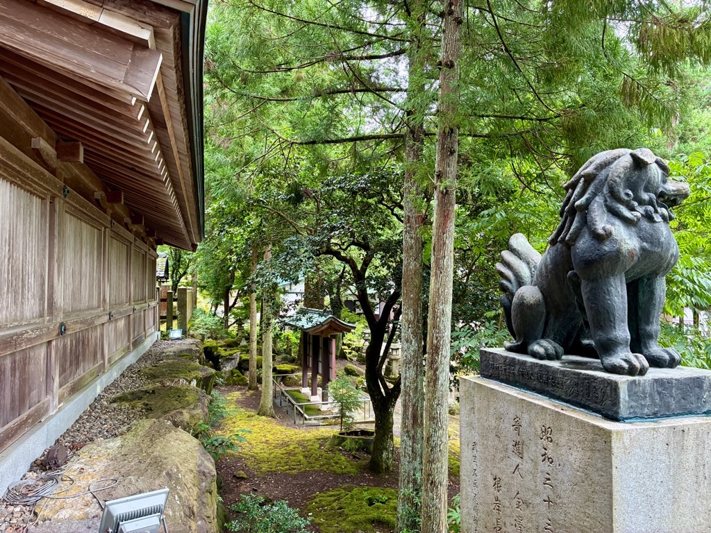岡太神社・大瀧神社 神門の塀