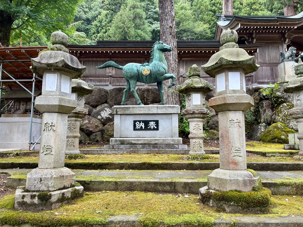 岡太神社・大瀧神社 境内 神馬の像