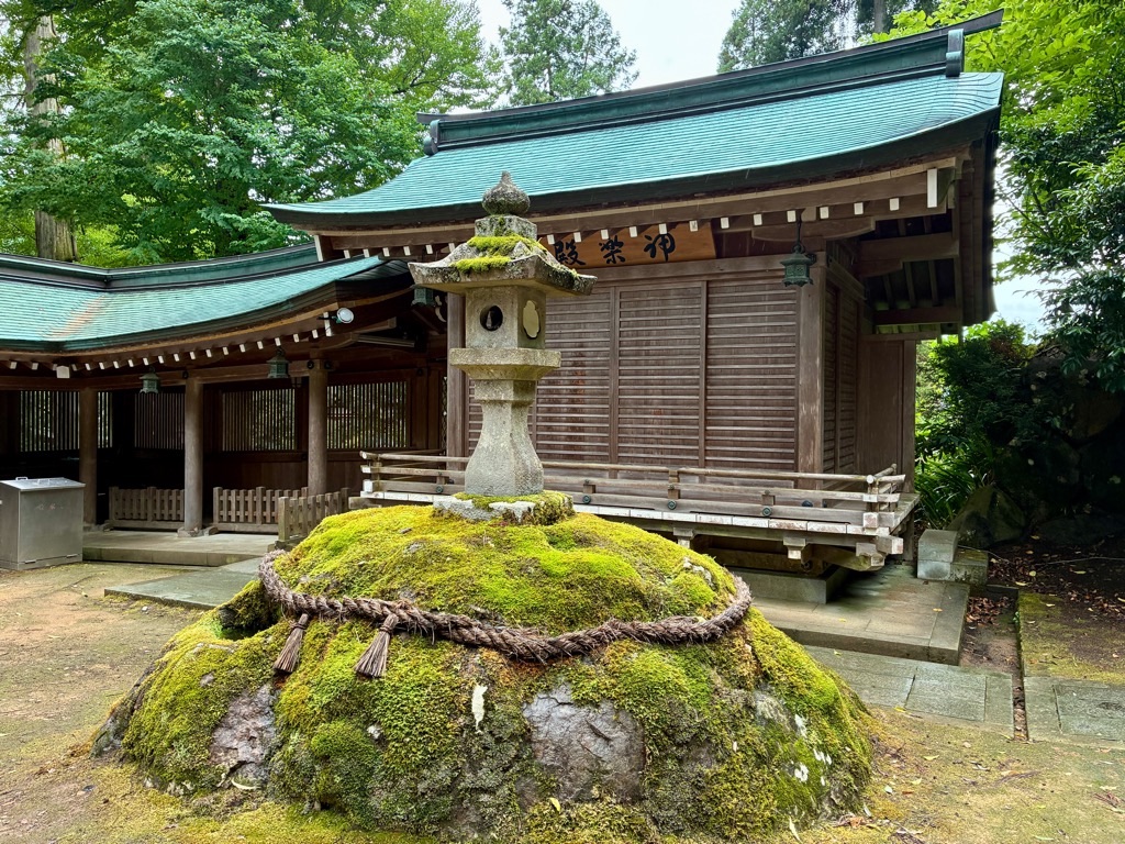 岡太神社・大瀧神社 神楽殿と燈籠