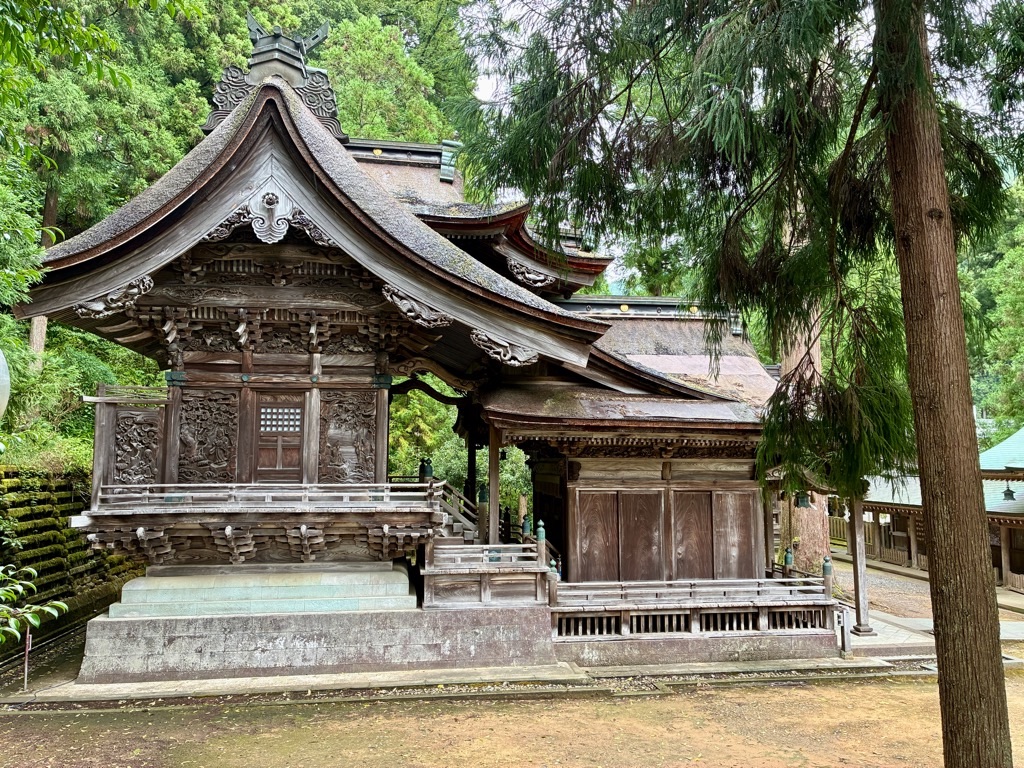 岡太神社・大瀧神社 本拝殿 横から