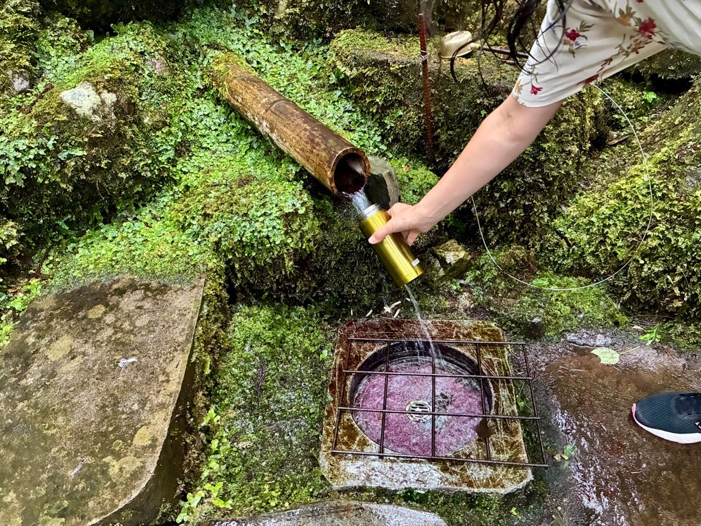 こしょうずの湧水 冬期は通行止め