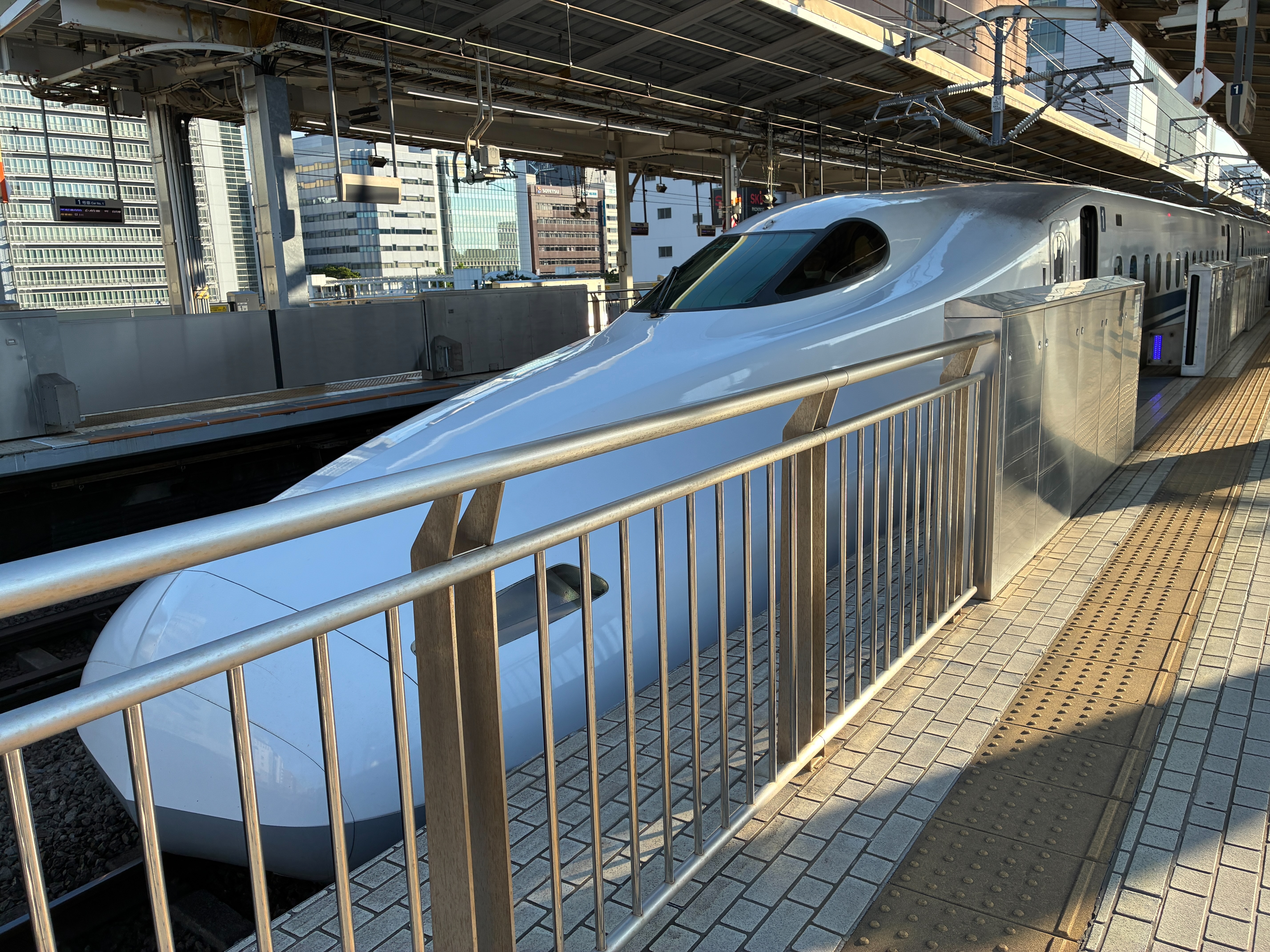東海道新幹線 新横浜駅 ホーム 