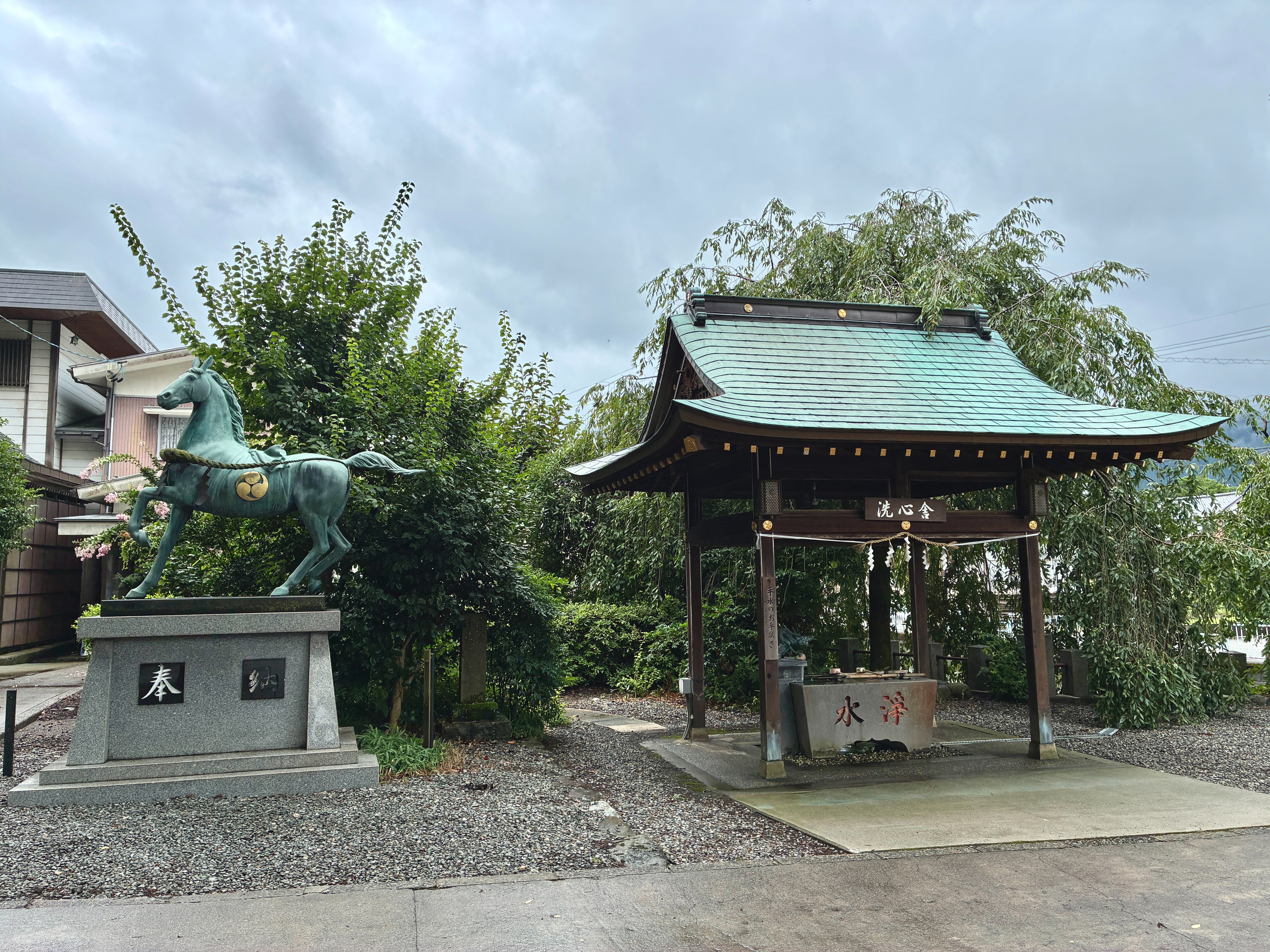 越前大野 日吉神社 神馬と手水舎