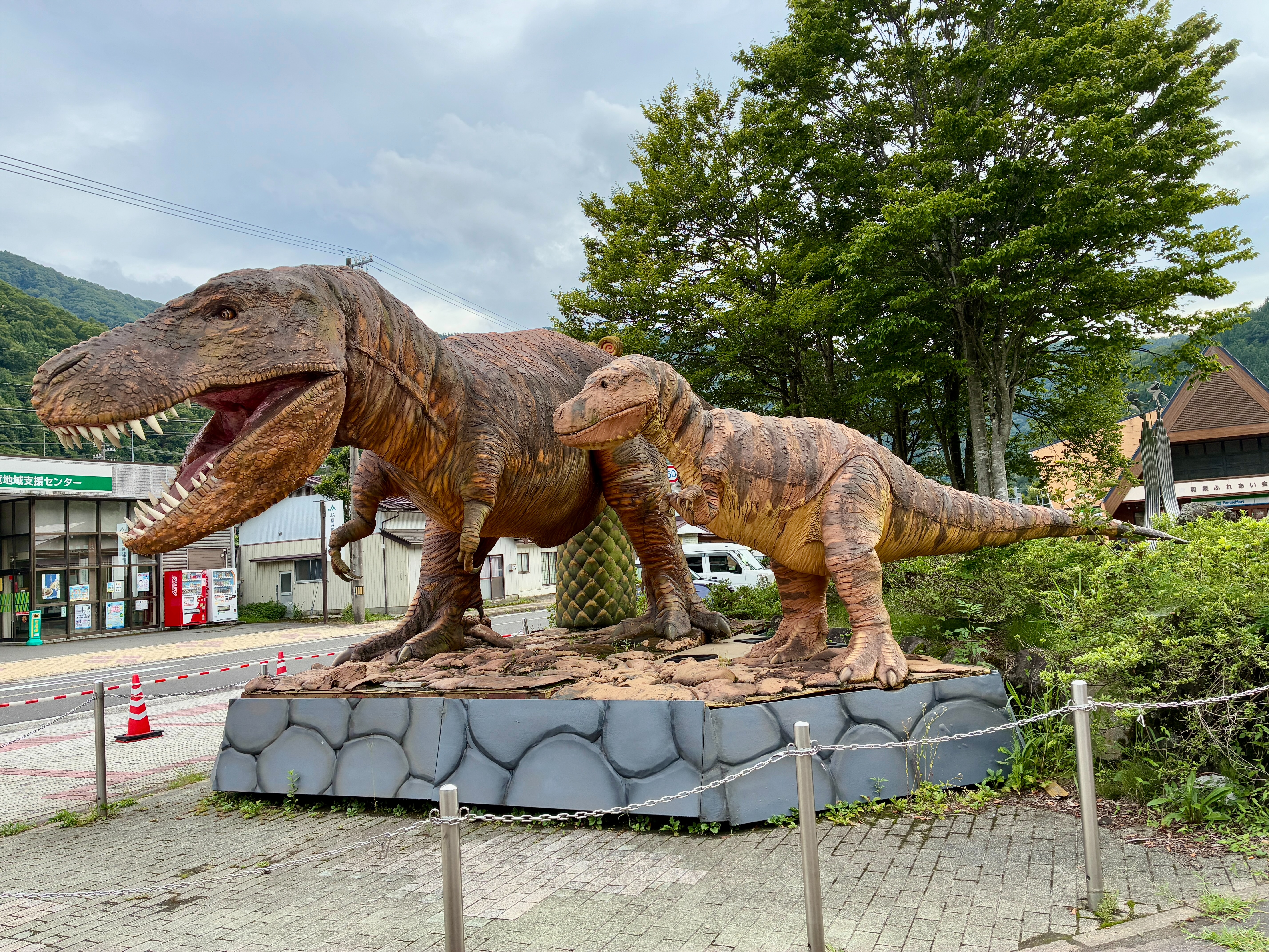 道の駅 九頭竜 ティラノサウルスの恐竜親子ロボット