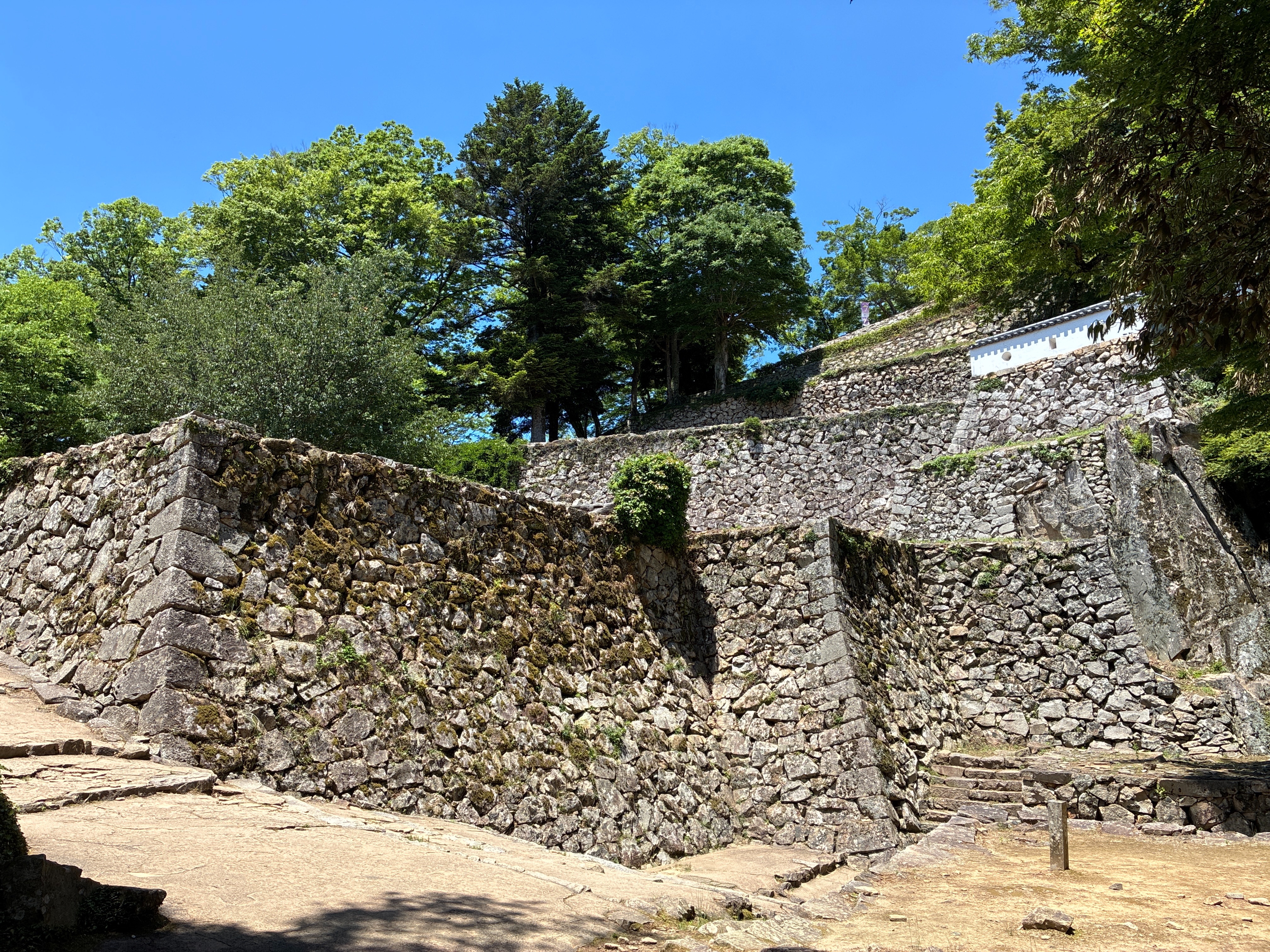 備中松山城 二の平櫓跡から三の丸、厩曲輪