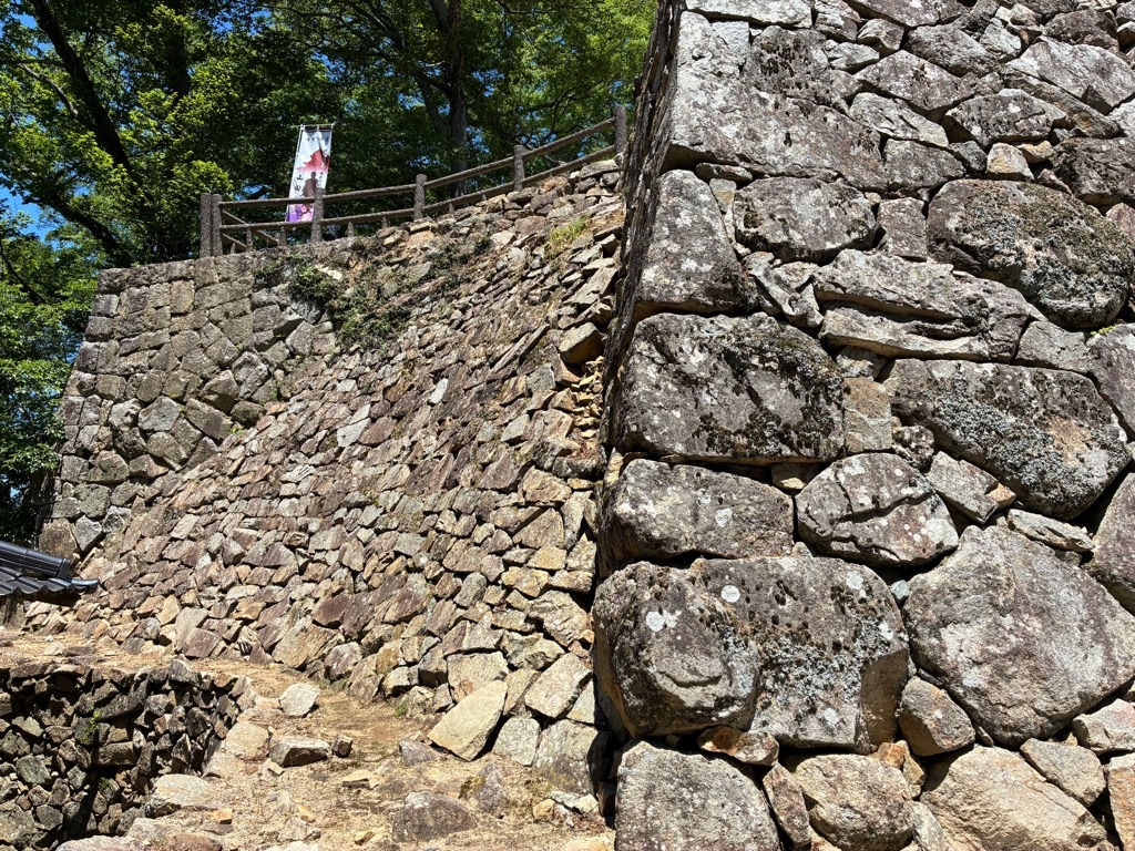 備中松山城 二の丸石垣の巻石垣