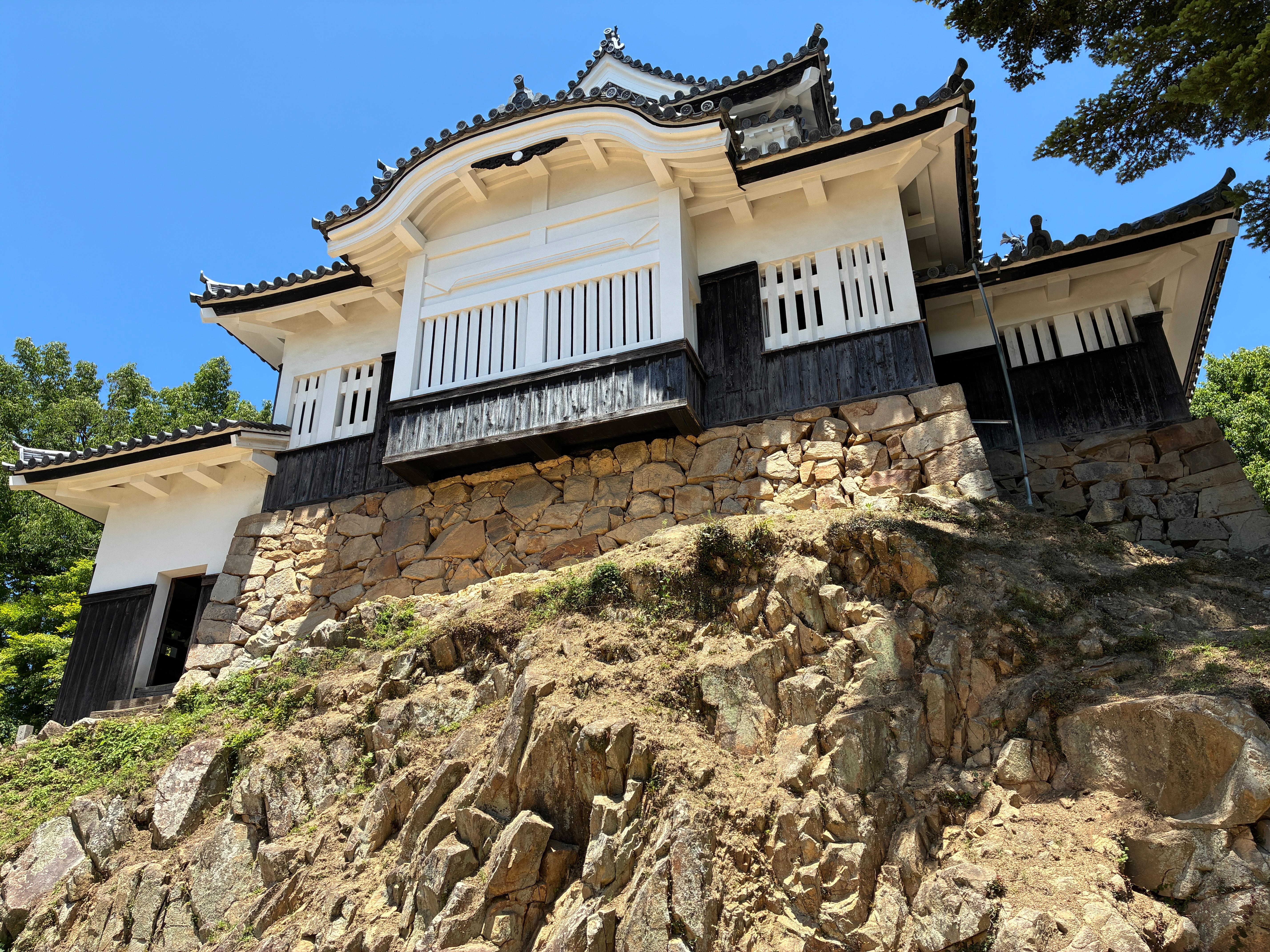 備中松山城 岩盤上に築かれた天守