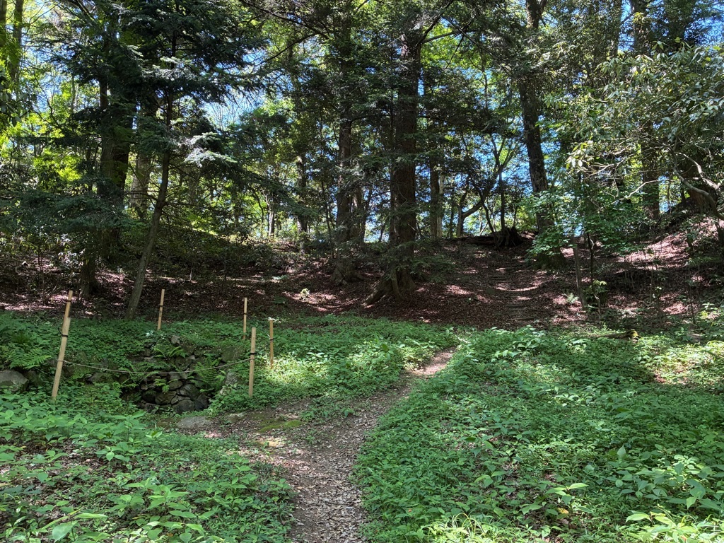 備中松山城 大松山城跡 二の丸跡、井戸跡、本丸跡