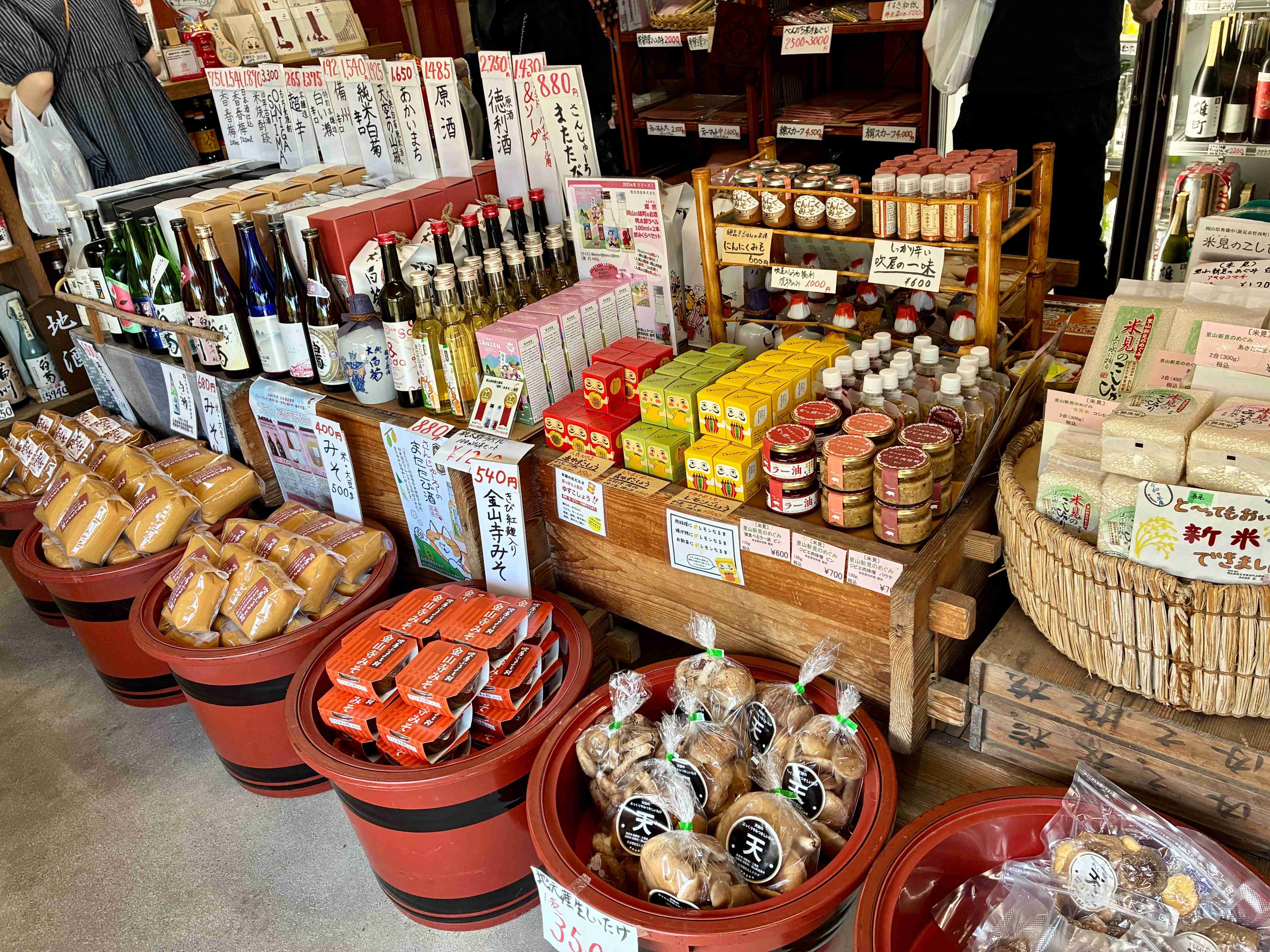 吹屋ふるさと村 長尾醬油酒店 味噌や醤油や酒が並ぶ