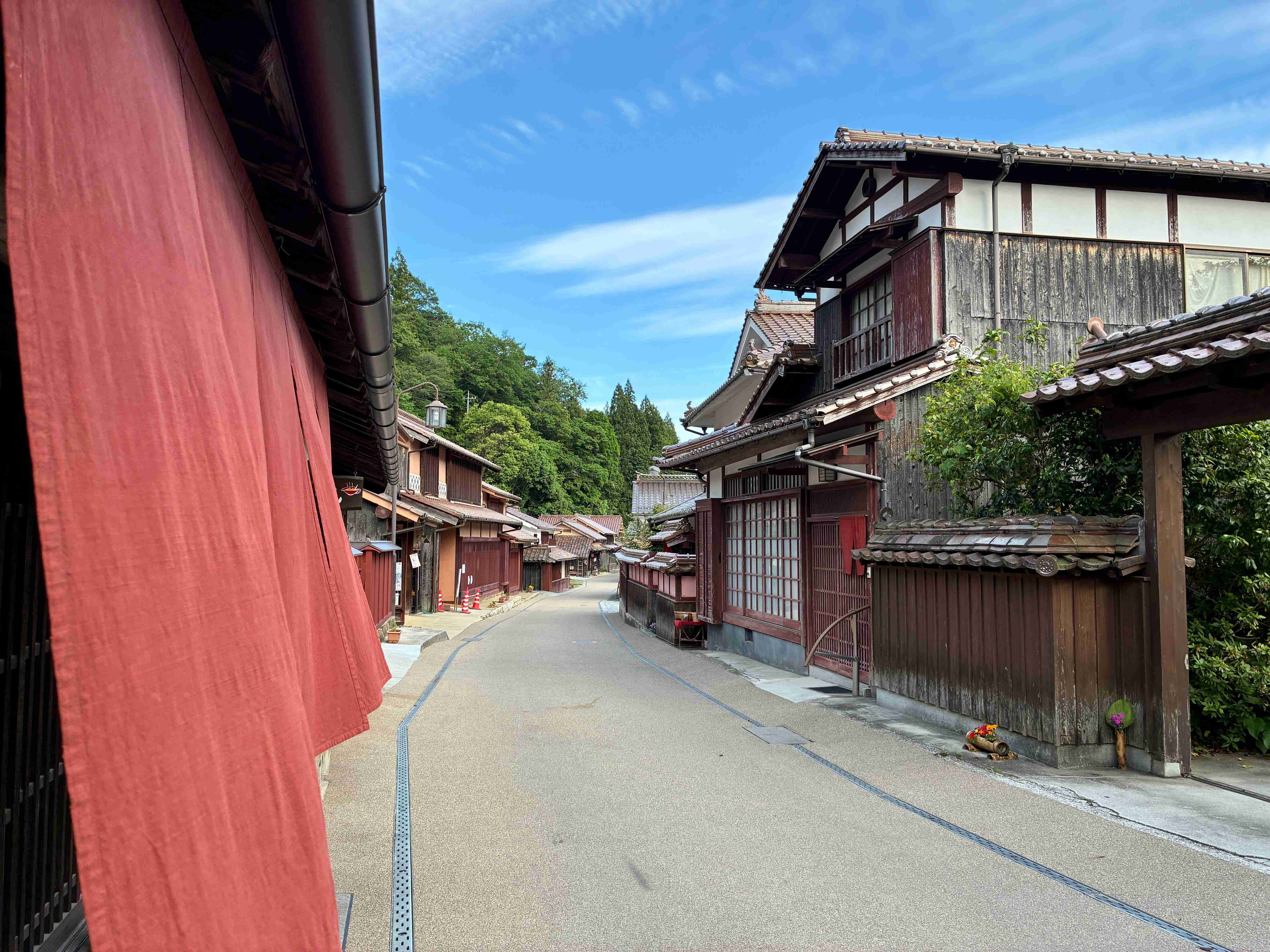 10 穏やかな赤に染まる「吹屋ふるさと村」！重伝建＆日本遺産の町並み